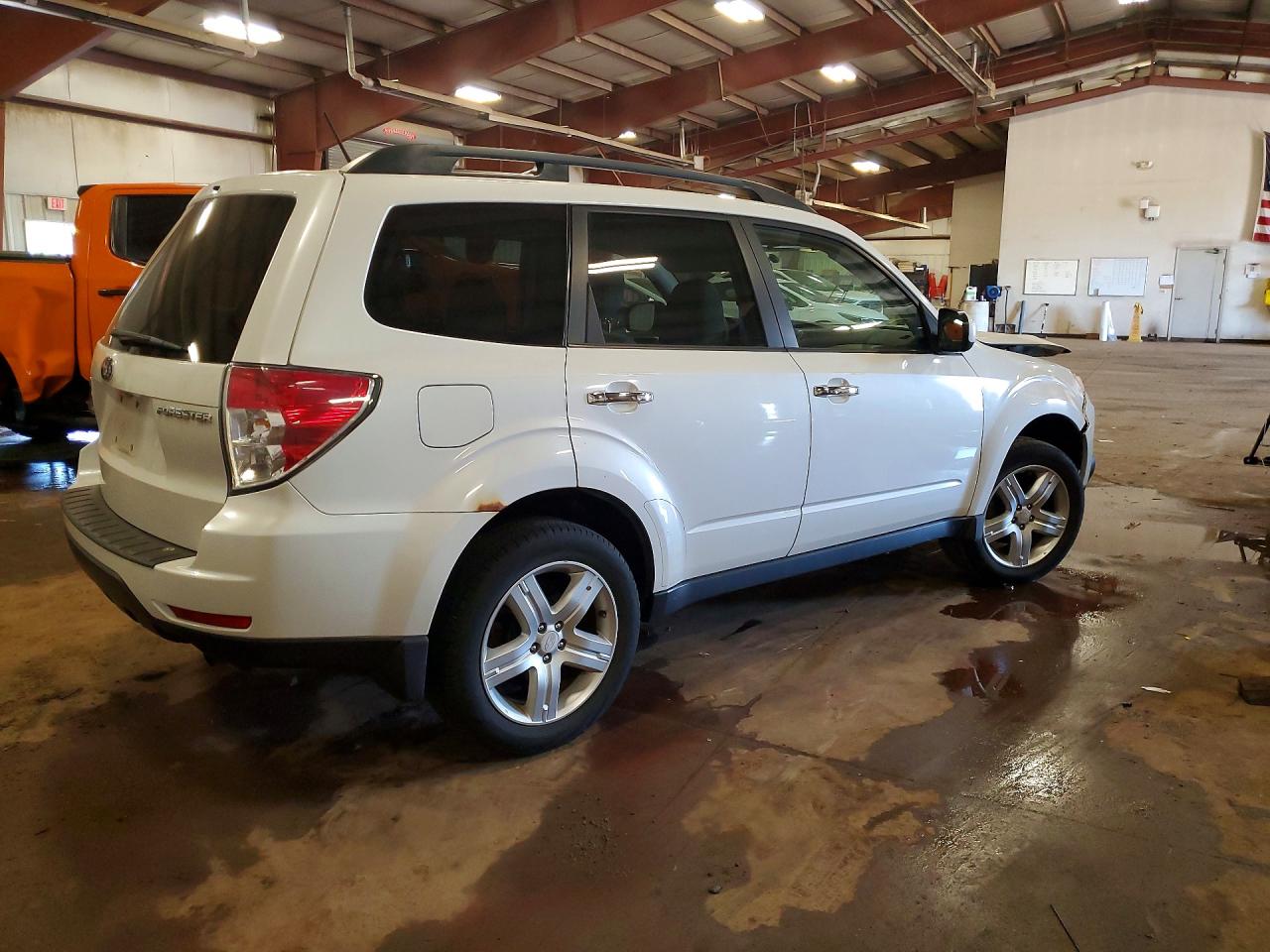 2010 Subaru Forester 2.5x Premium White vin: JF2SH6CCXAH783391