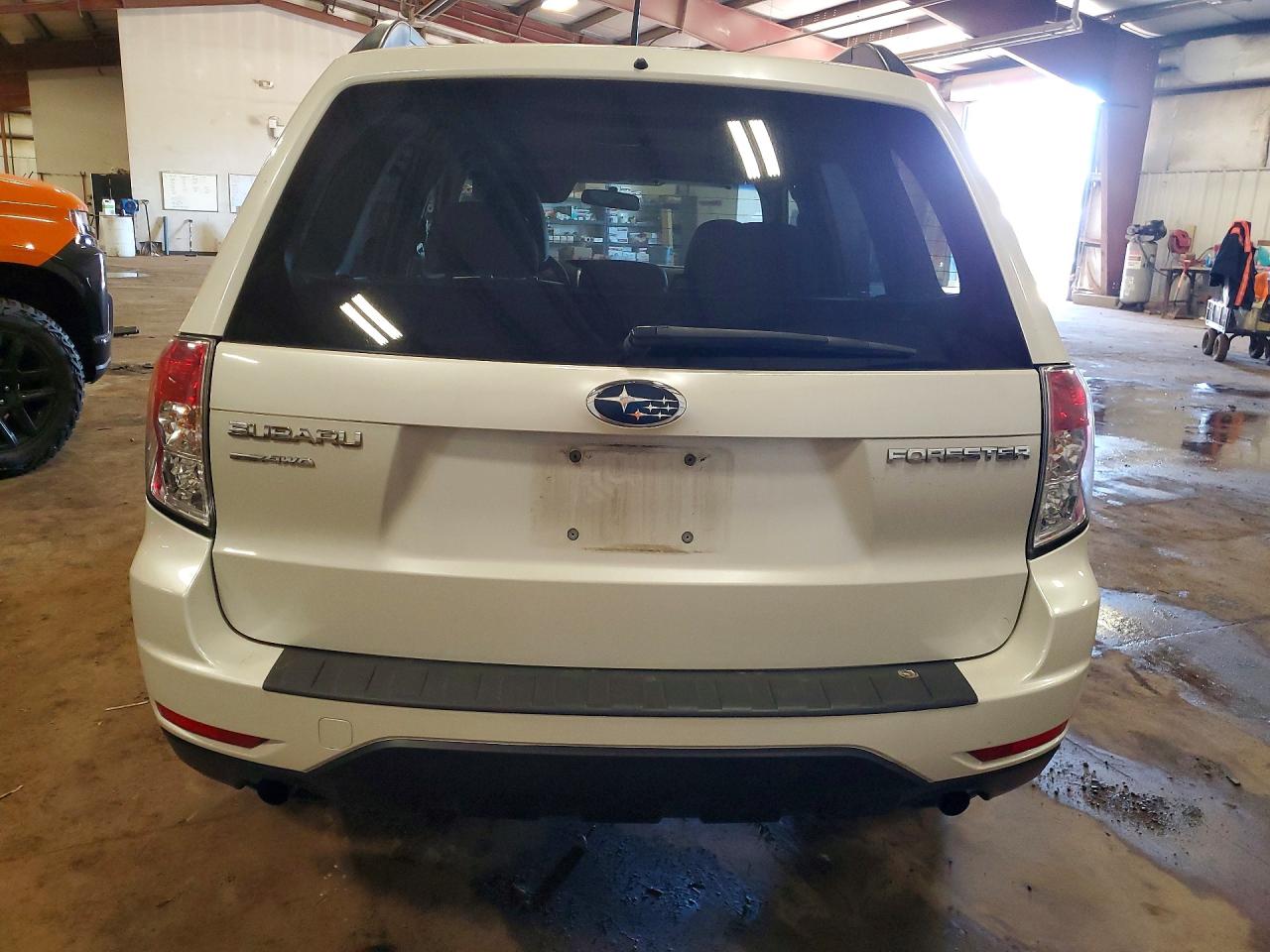 2010 Subaru Forester 2.5x Premium White vin: JF2SH6CCXAH783391