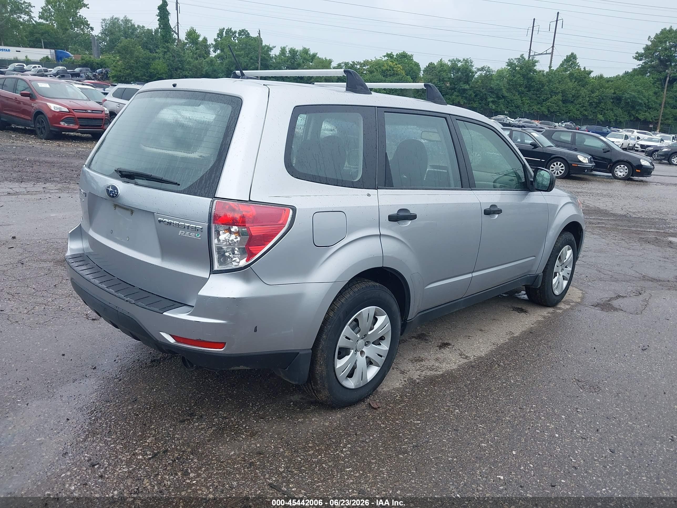2013 Subaru Forester 2.5x Silver vin: JF2SHAAC9DH414242