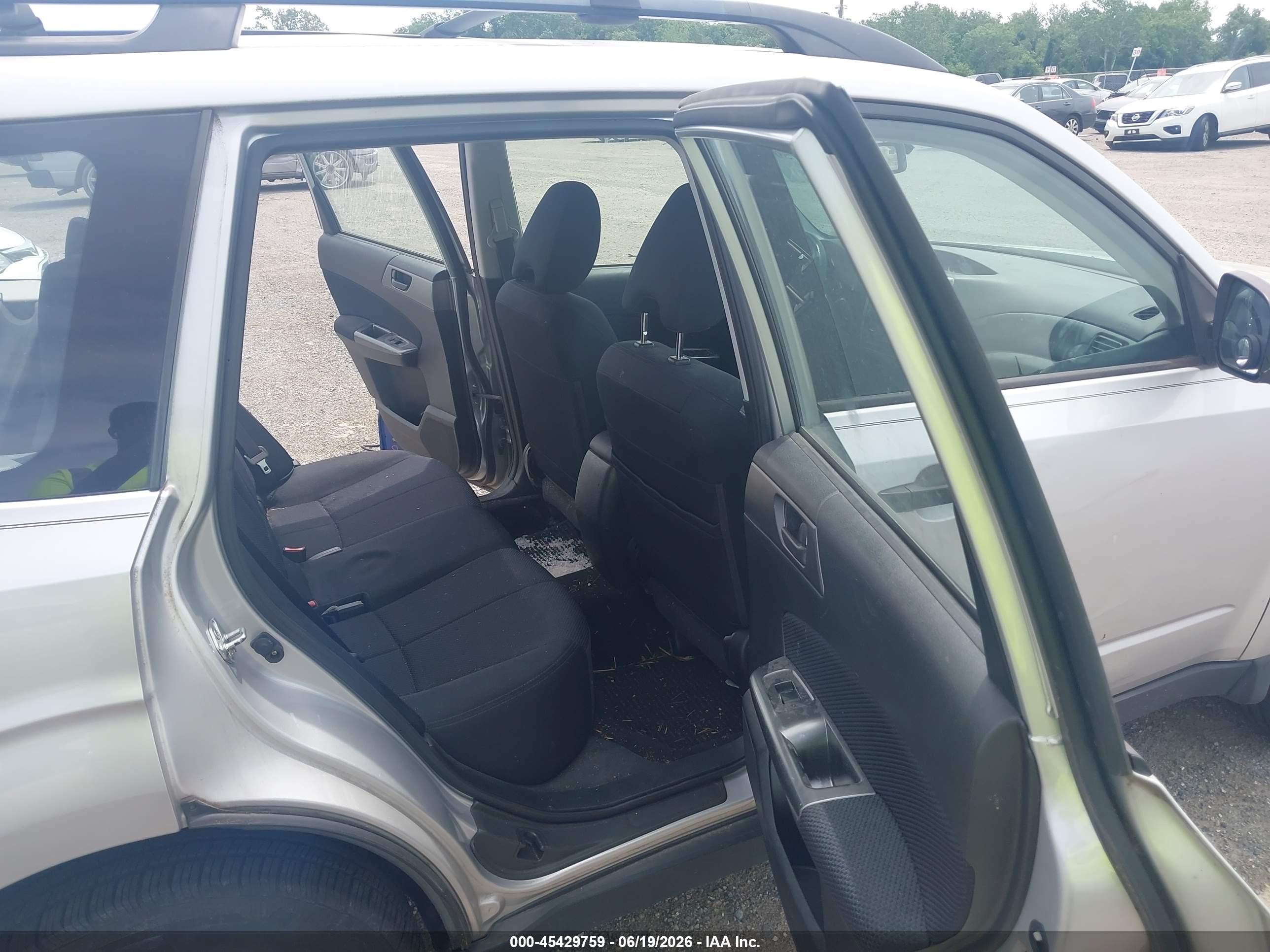 2011 Subaru Forester 2.5x Silver vin: JF2SHABC0BH766315