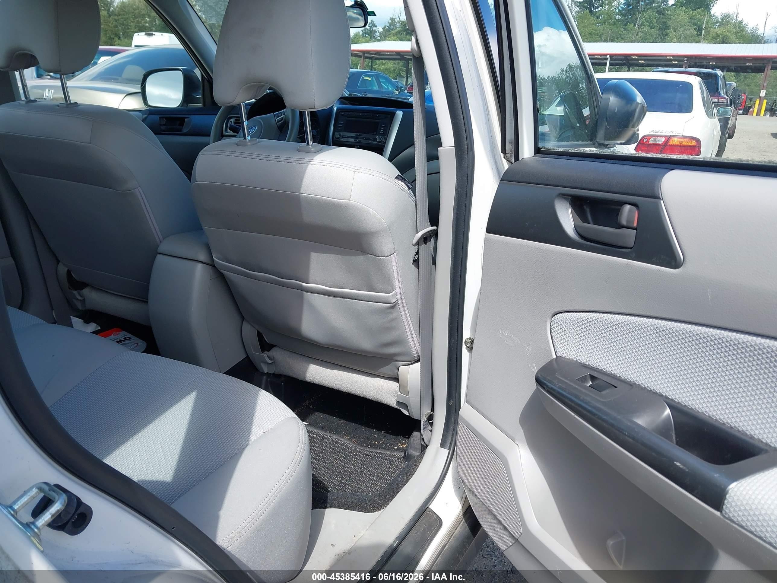 2011 Subaru Forester 2.5x White vin: JF2SHABC1BH732898