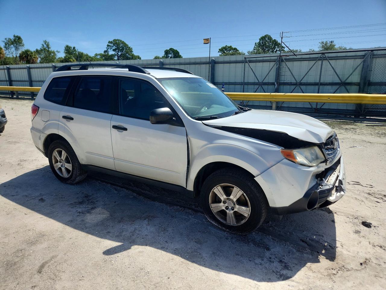2012 Subaru Forester 2.5x White vin: JF2SHABC1CH451721