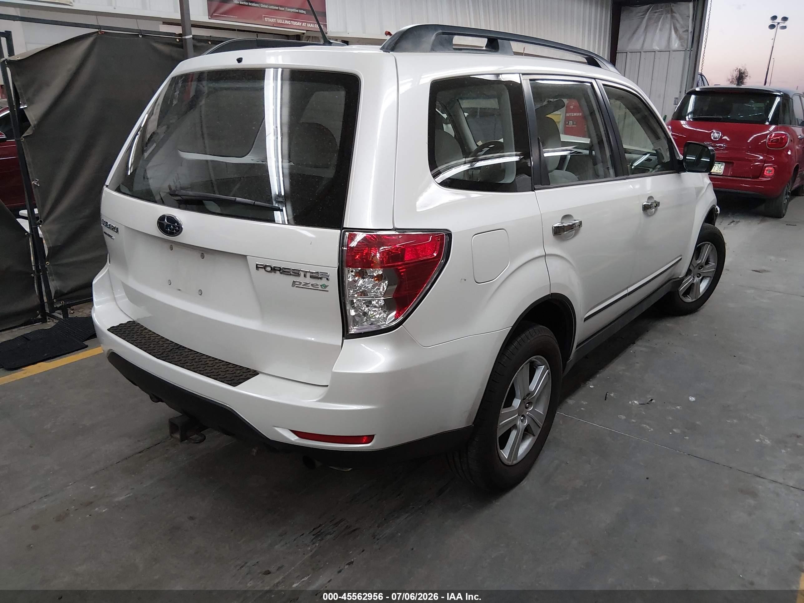 2013 Subaru Forester 2.5x White vin: JF2SHABC1DH442695