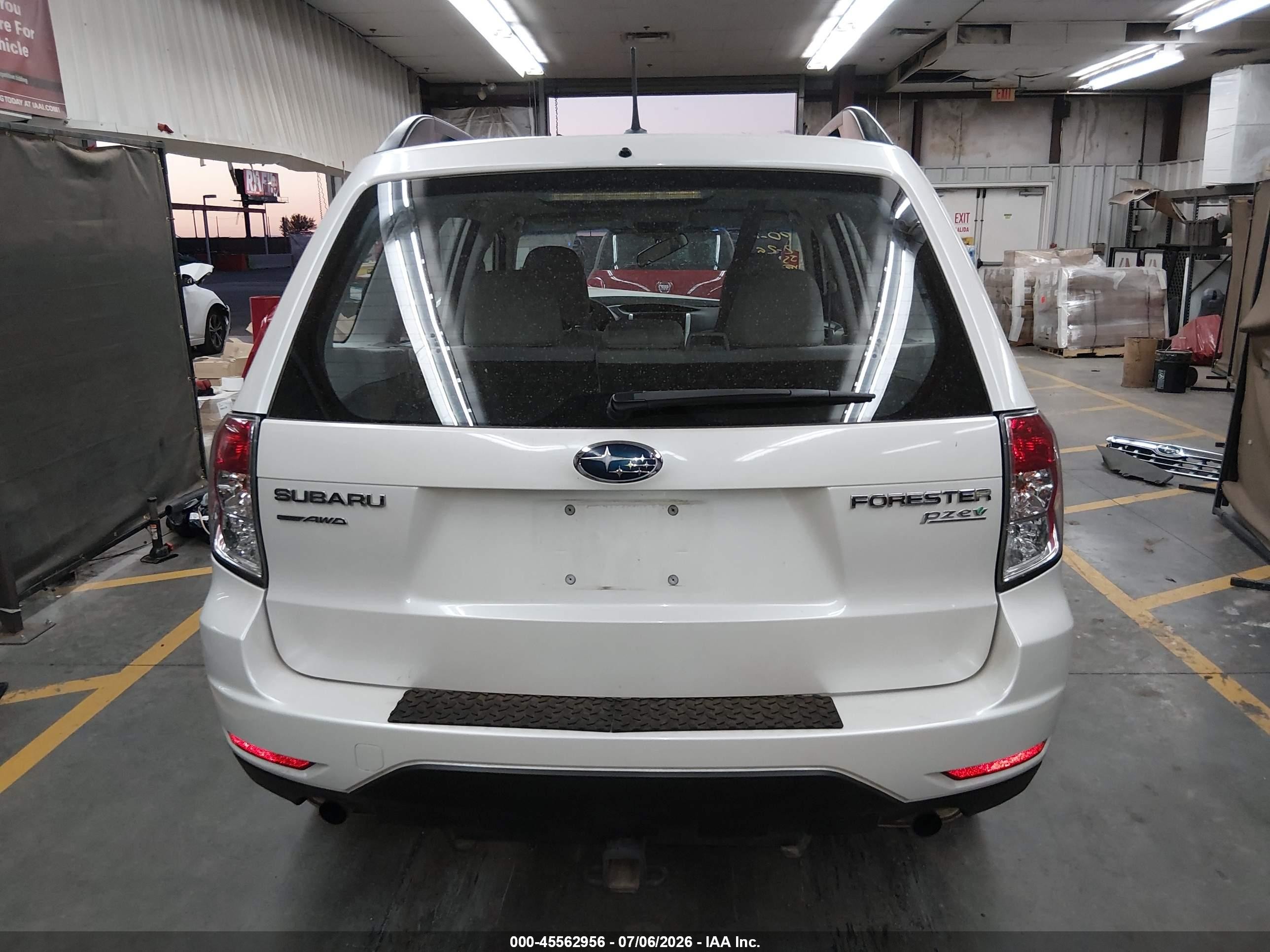 2013 Subaru Forester 2.5x White vin: JF2SHABC1DH442695