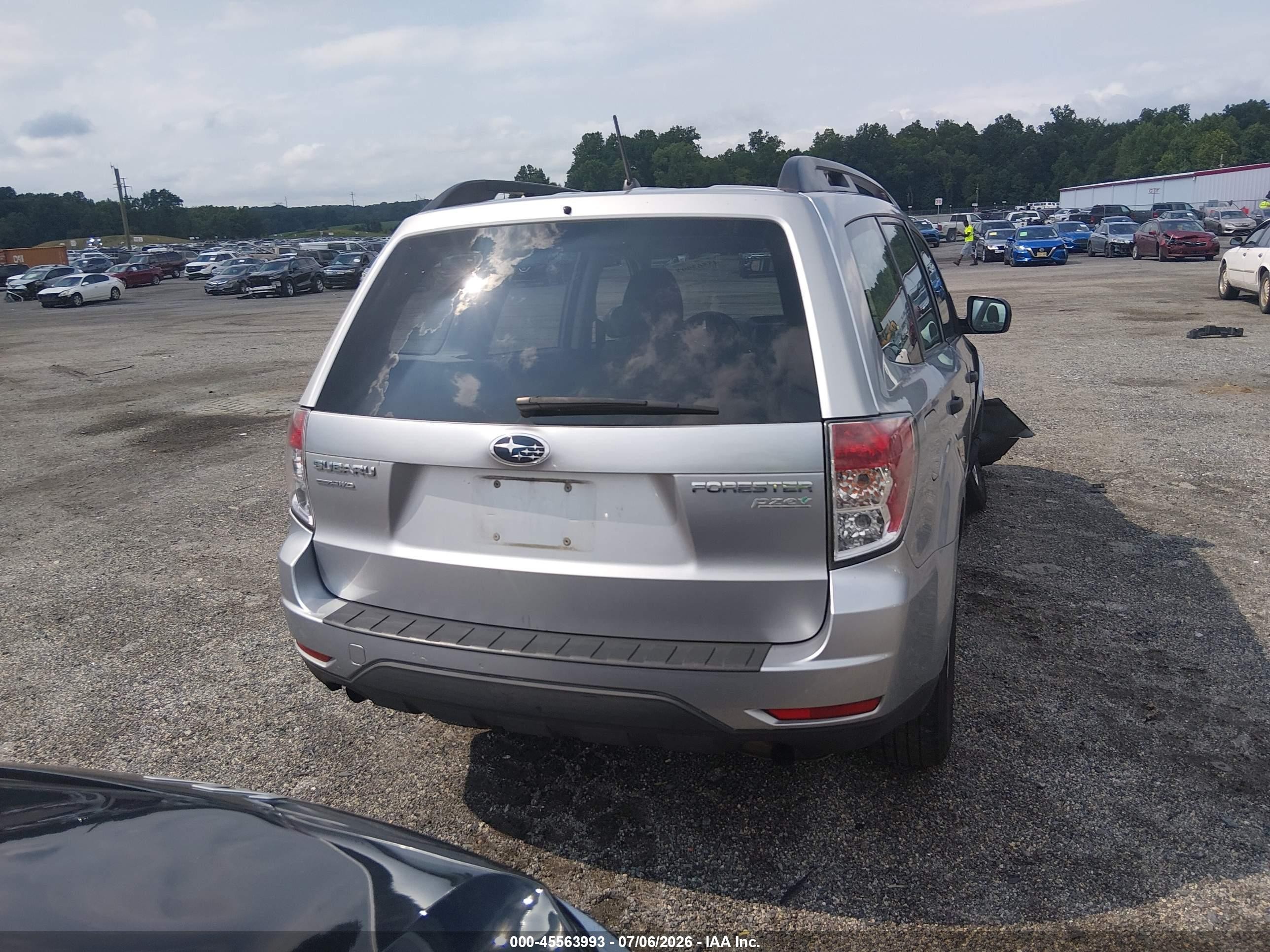 2012 Subaru Forester 2.5x Silver vin: JF2SHABC2CH410823