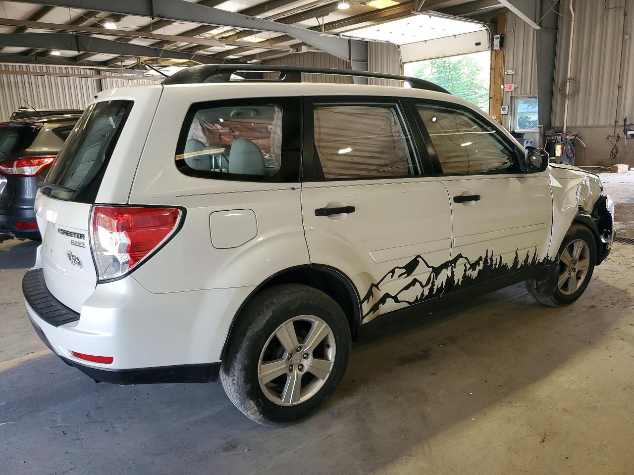 2011 Subaru Forester 2.5x White vin: JF2SHABC5BH715330