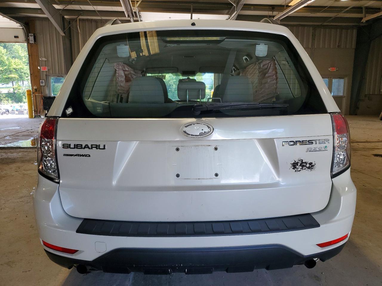 2011 Subaru Forester 2.5x White vin: JF2SHABC5BH715330