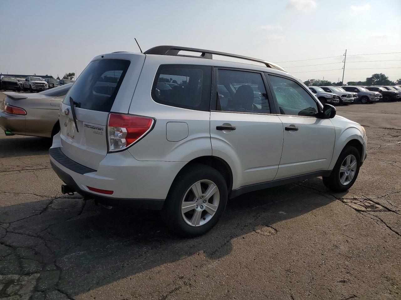 2013 Subaru Forester 2.5x White vin: JF2SHABC5DH428542