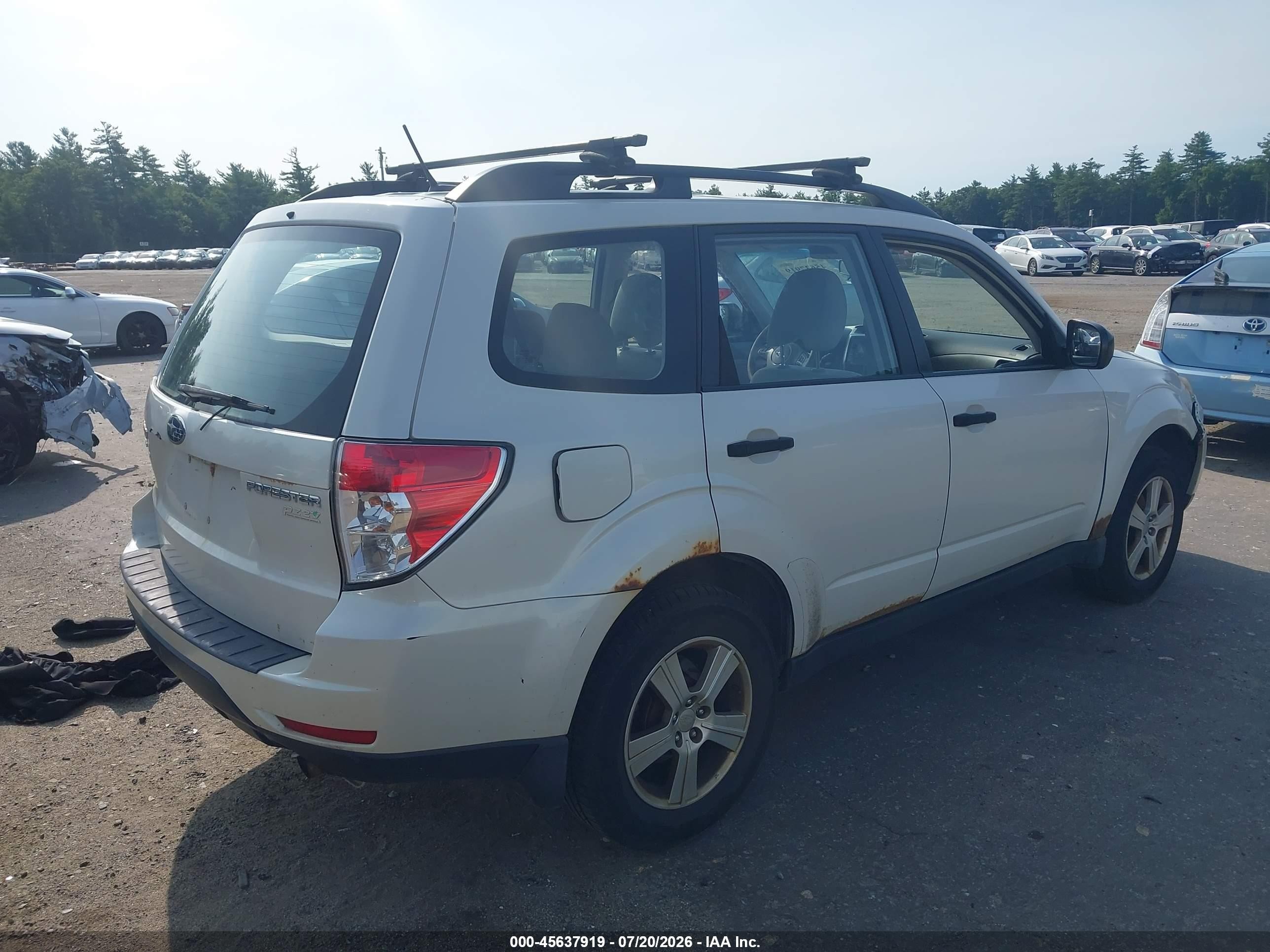 2013 Subaru Forester 2.5x White vin: JF2SHABC6DG406216
