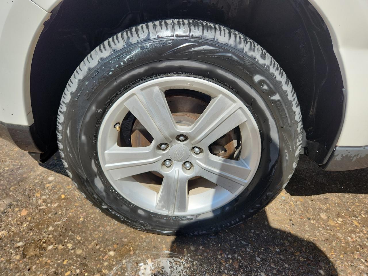 2013 Subaru Forester 2.5x Белый vin: JF2SHABC7DH403643 Damage: Left Front Tire, Worn, Replacement Required