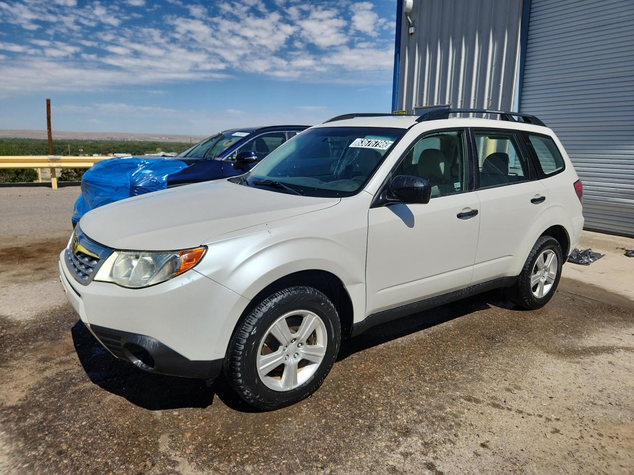 2013 Subaru Forester 2.5x Белый vin: JF2SHABC7DH403643 Damage: Left Front Fender, Dent(S) W/ Paint Dmg, 7 To 8 Inches
