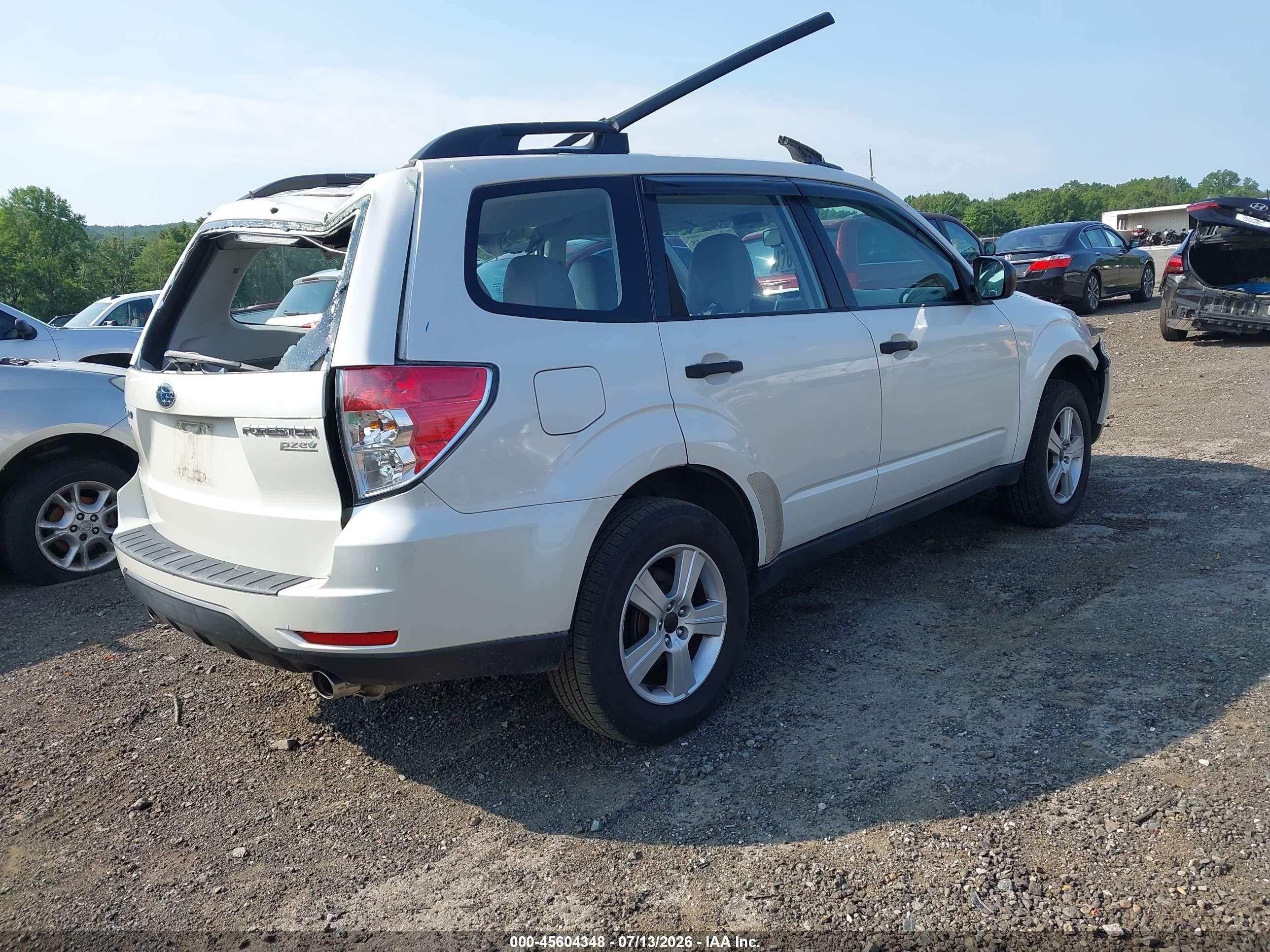 2012 Subaru Forester 2.5x White vin: JF2SHABC8CH401995