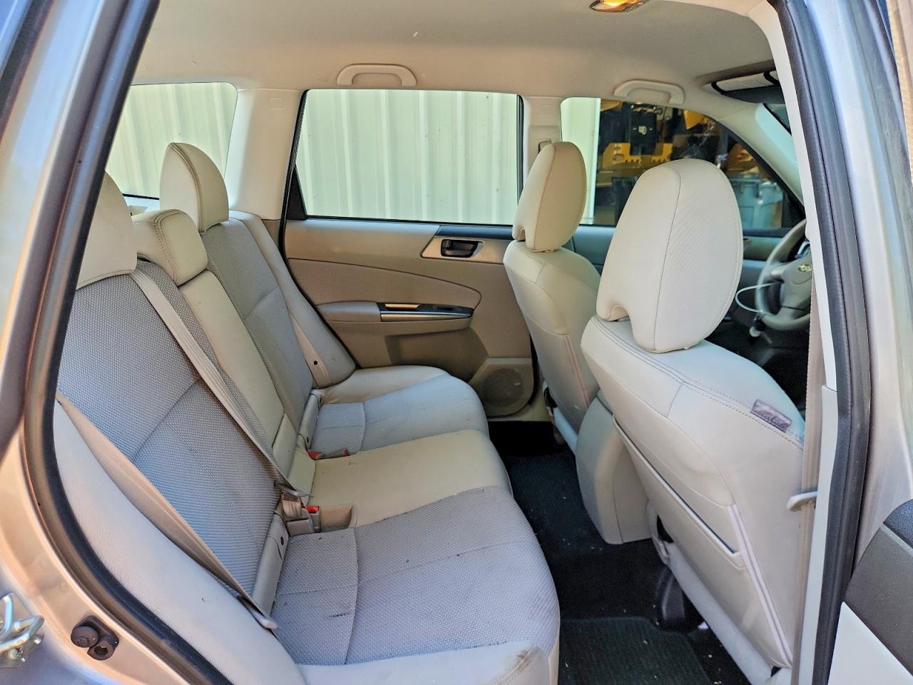 2011 Subaru Forester 2.5x Silver vin: JF2SHABCXBH763924