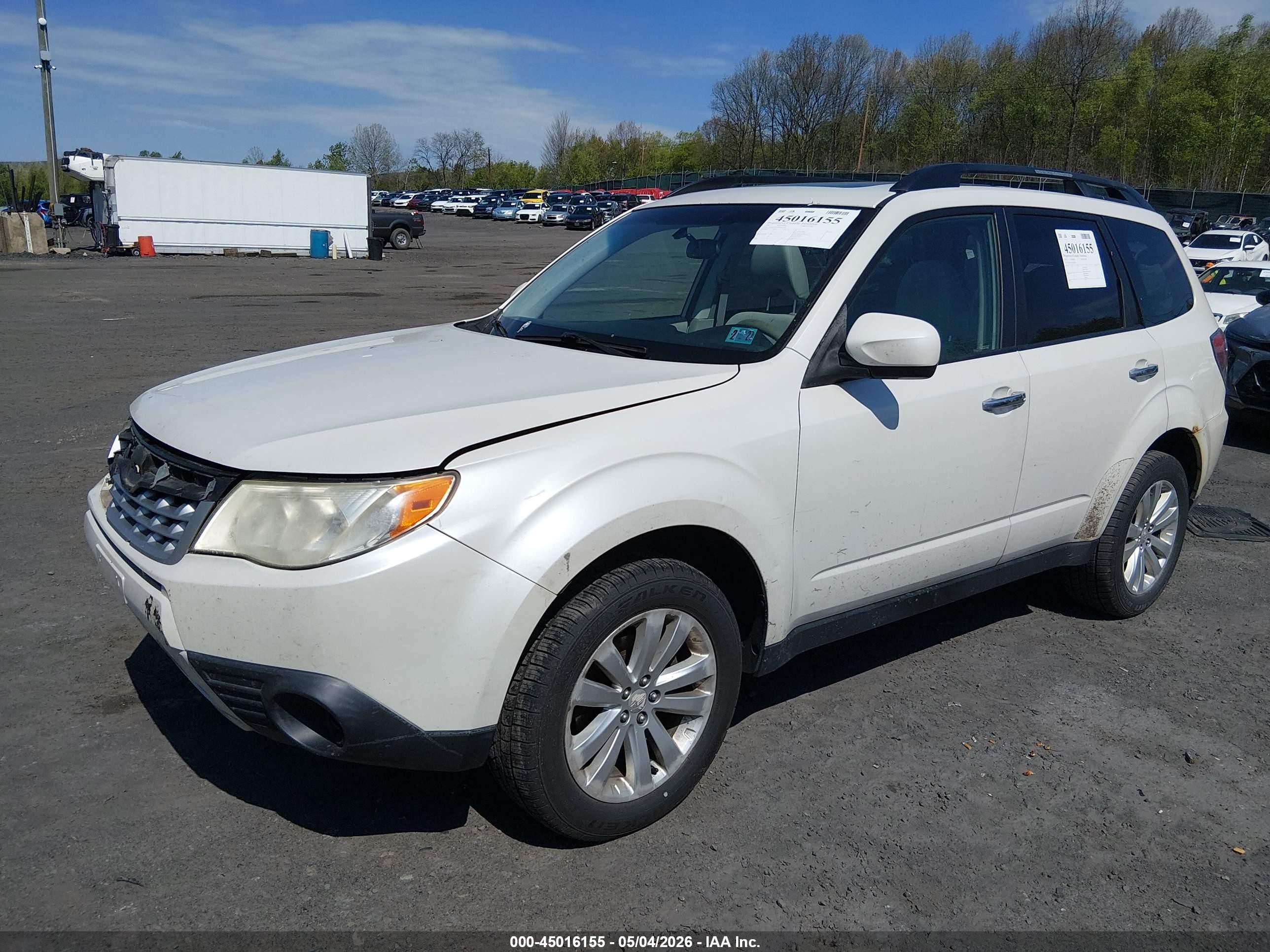 2013 Subaru Forester 2.5x Premium White vin: JF2SHACC5DH442228
