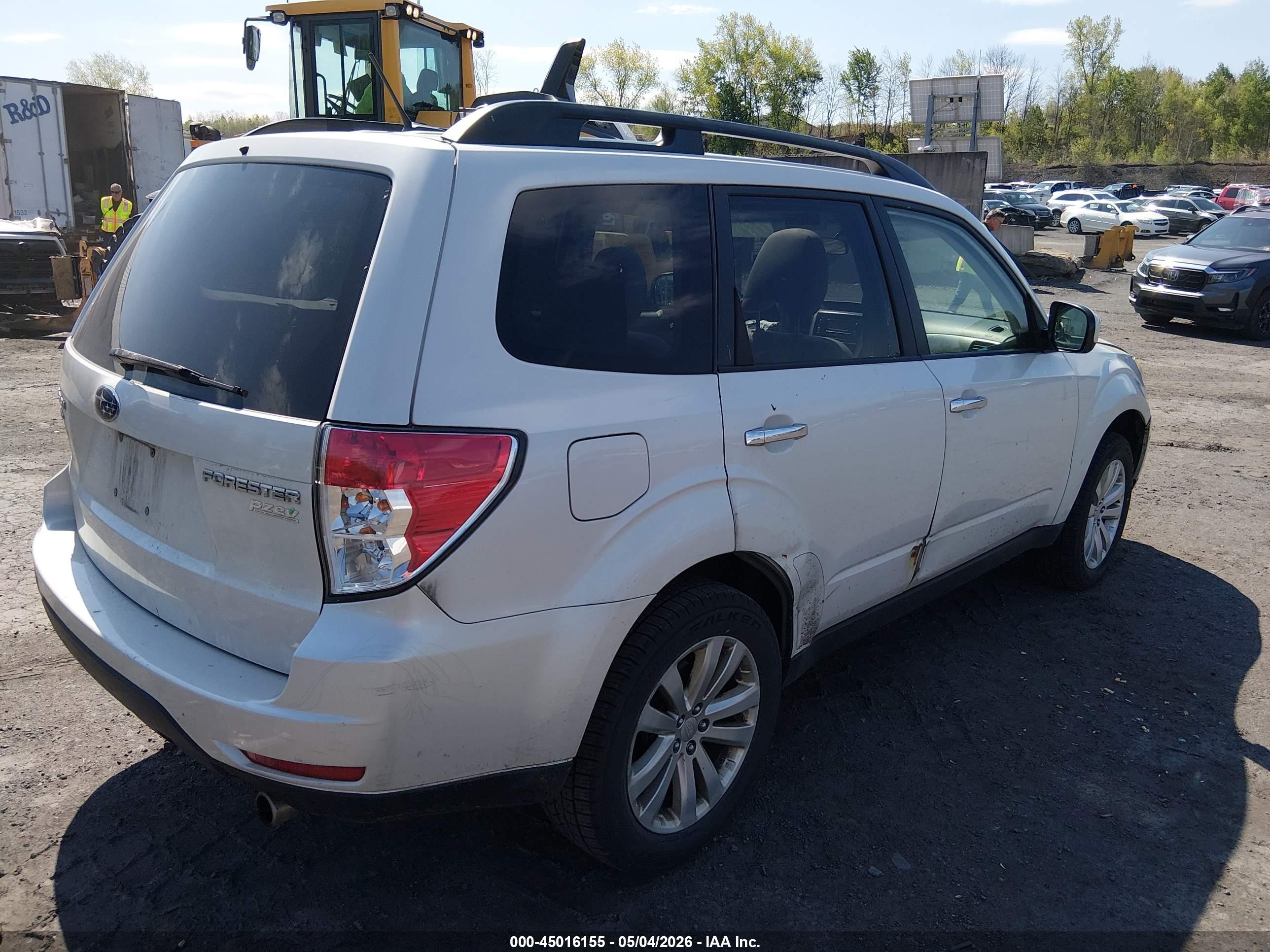 2013 Subaru Forester 2.5x Premium White vin: JF2SHACC5DH442228