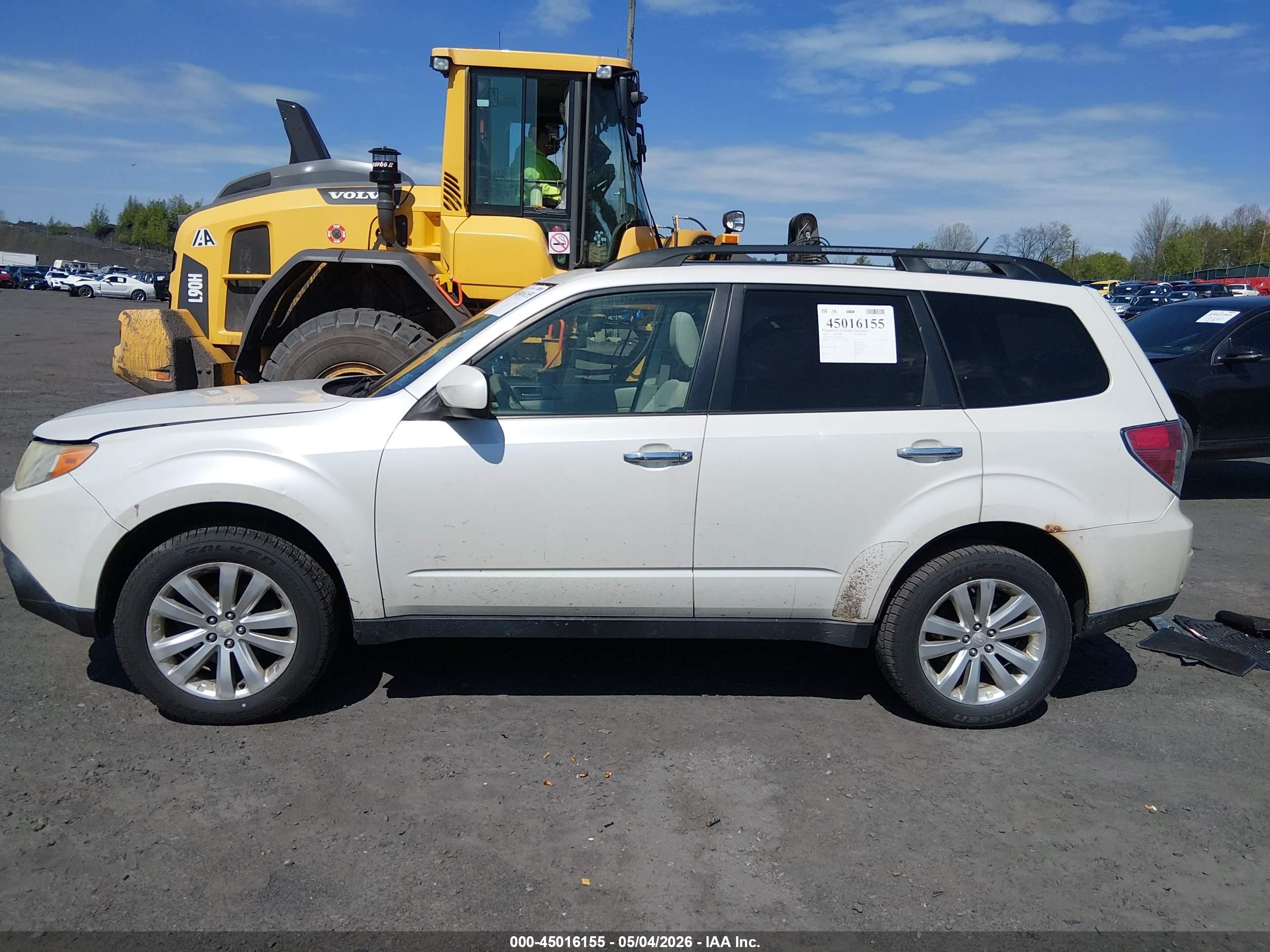 2013 Subaru Forester 2.5x Premium White vin: JF2SHACC5DH442228