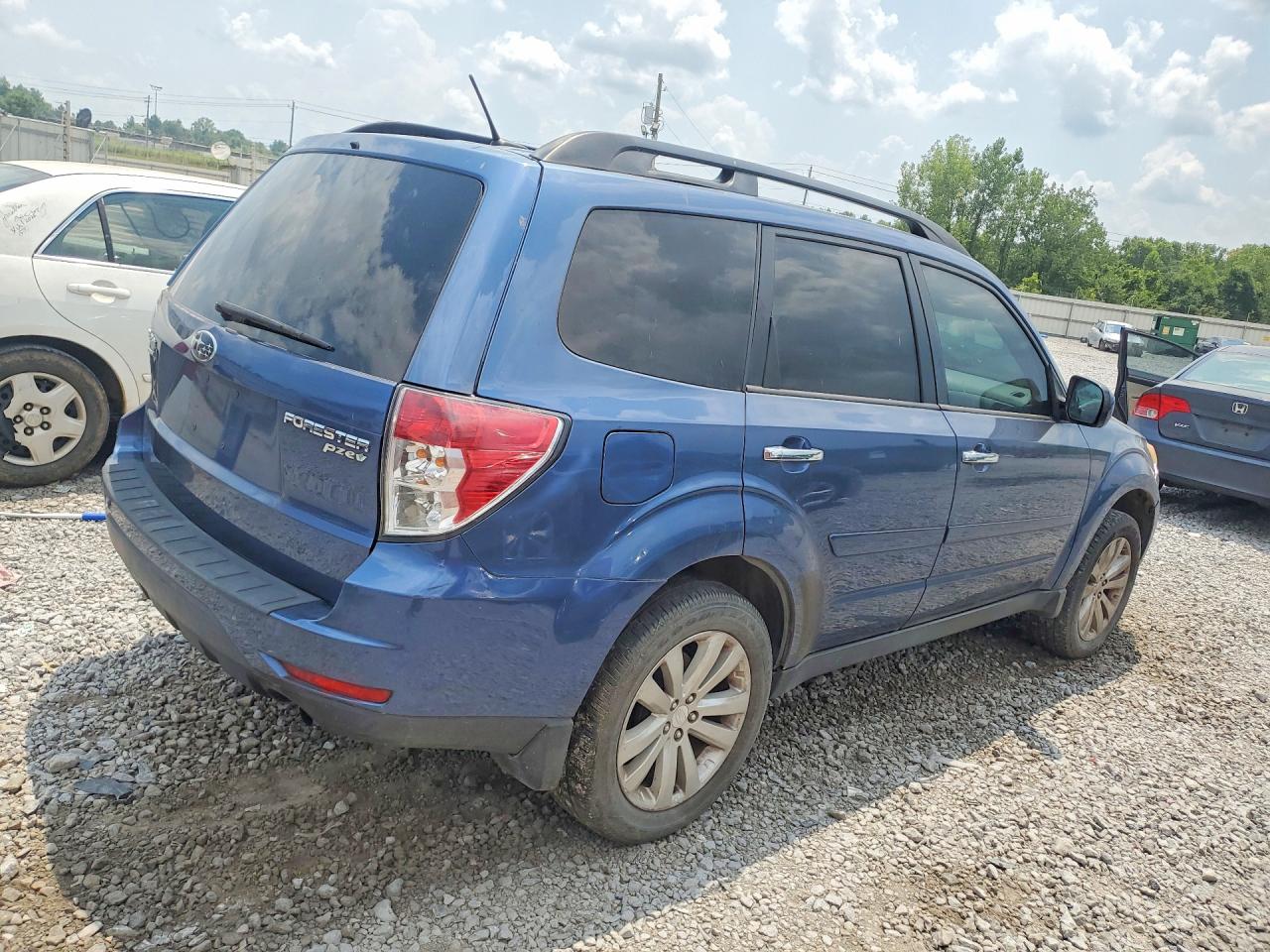 2012 Subaru Forester 2.5x Premium Blue vin: JF2SHADC0CH409120