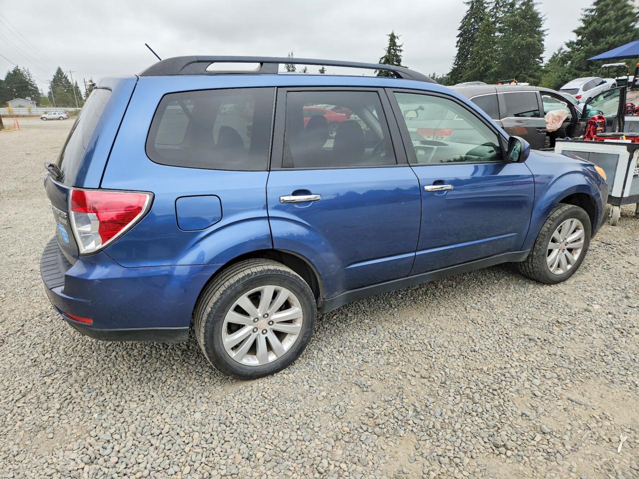 2012 Subaru Forester 2.5x Premium Blue vin: JF2SHADC0CH417752