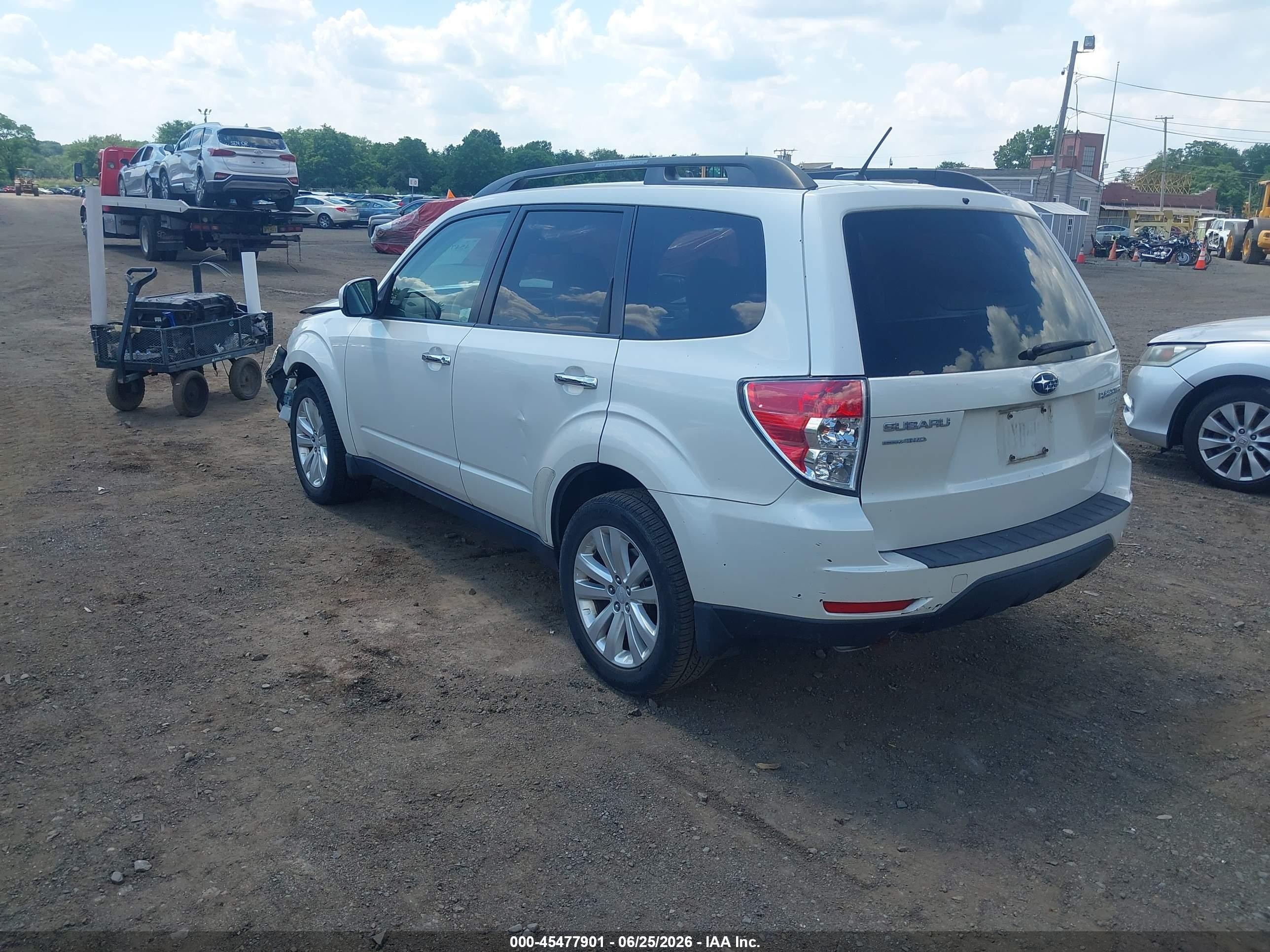 2013 Subaru Forester 2.5x Premium Белый vin: JF2SHADC0DH428008