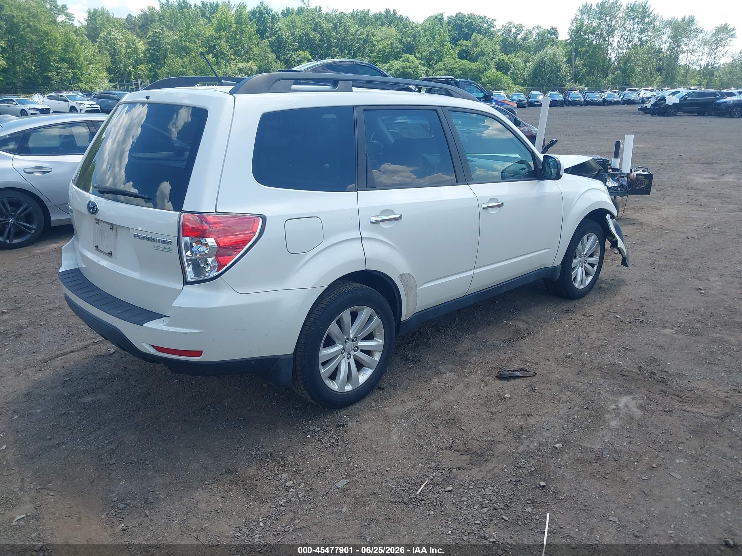 2013 Subaru Forester 2.5x Premium Белый vin: JF2SHADC0DH428008