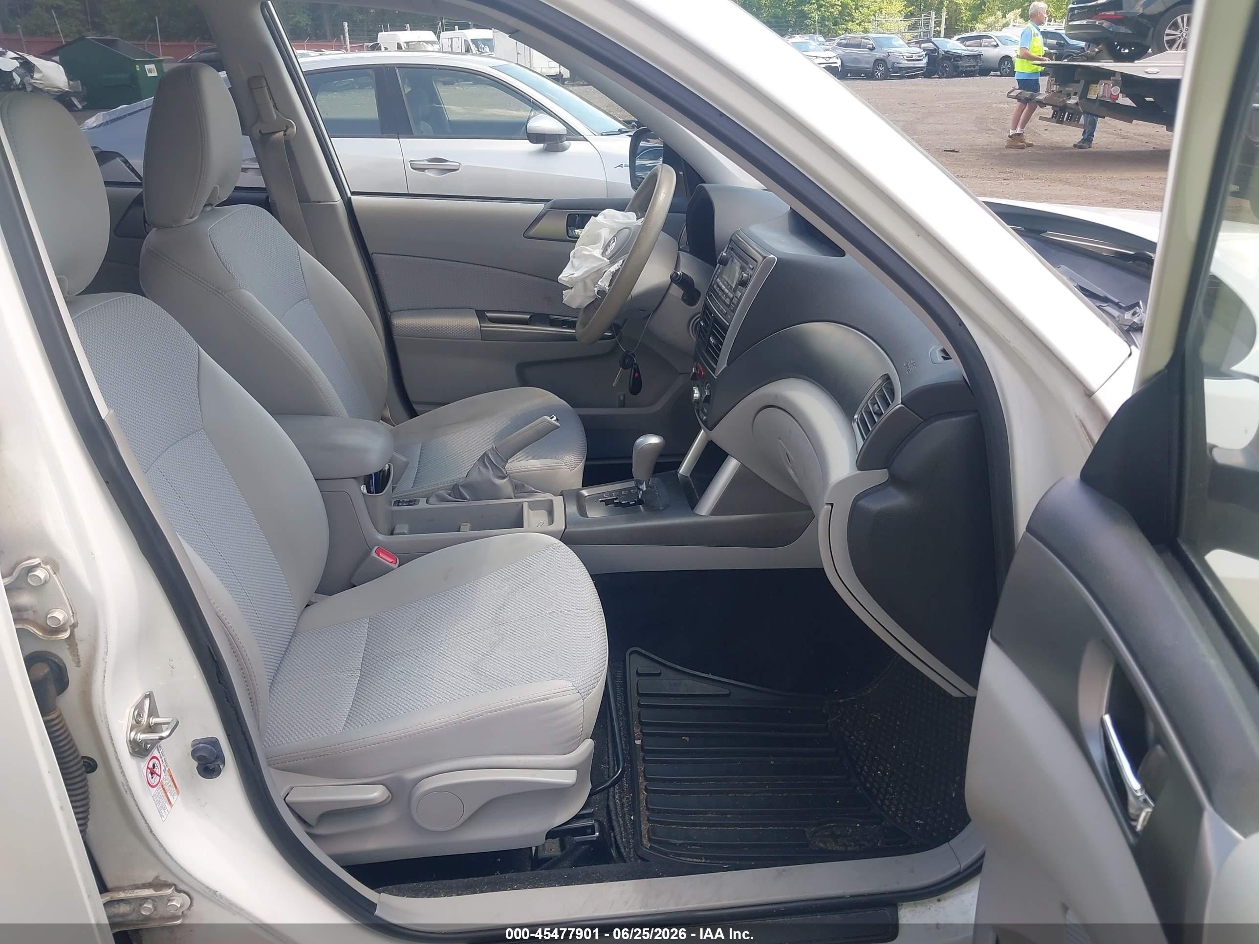 2013 Subaru Forester 2.5x Premium Белый vin: JF2SHADC0DH428008