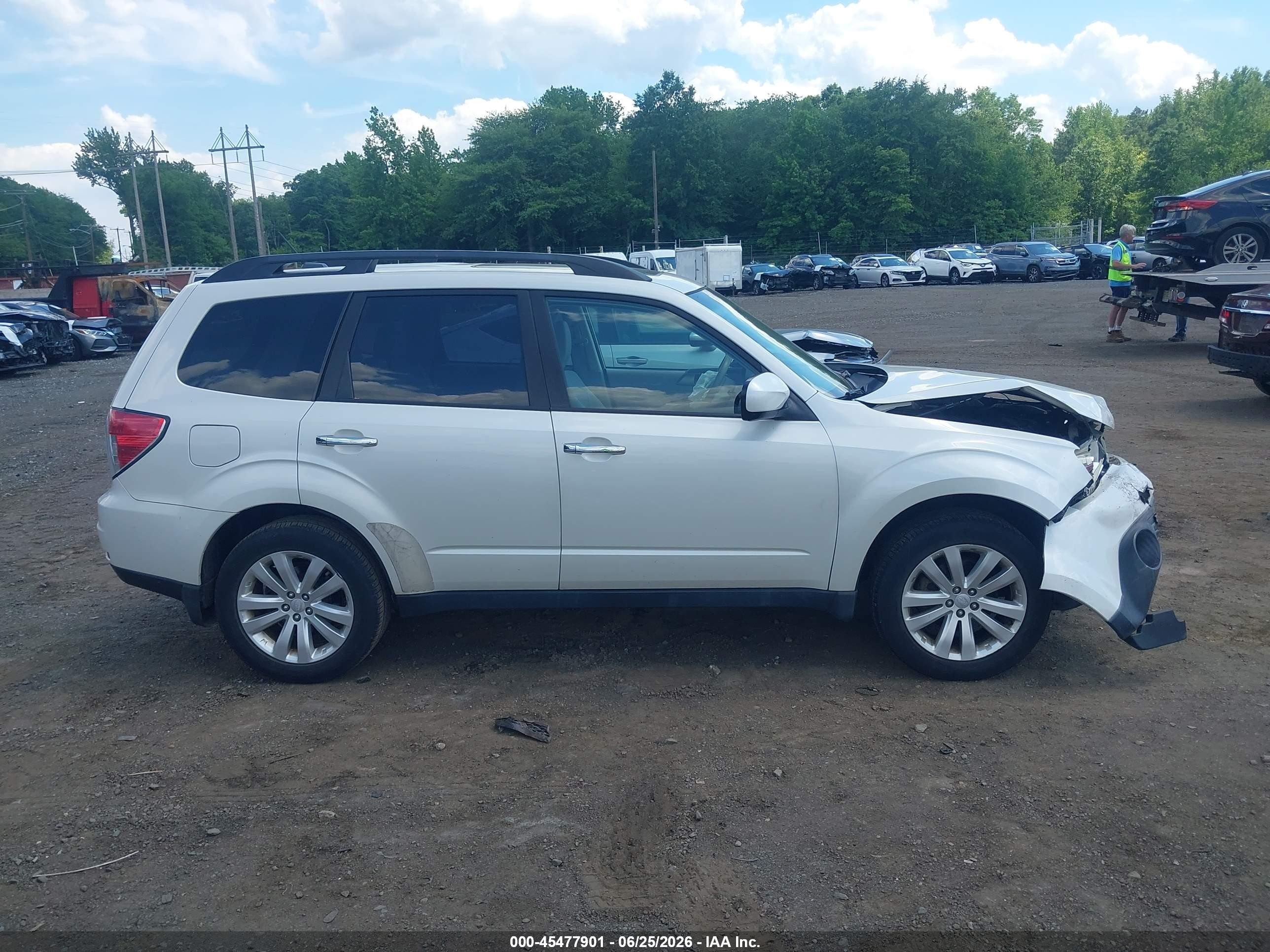 2013 Subaru Forester 2.5x Premium Белый vin: JF2SHADC0DH428008