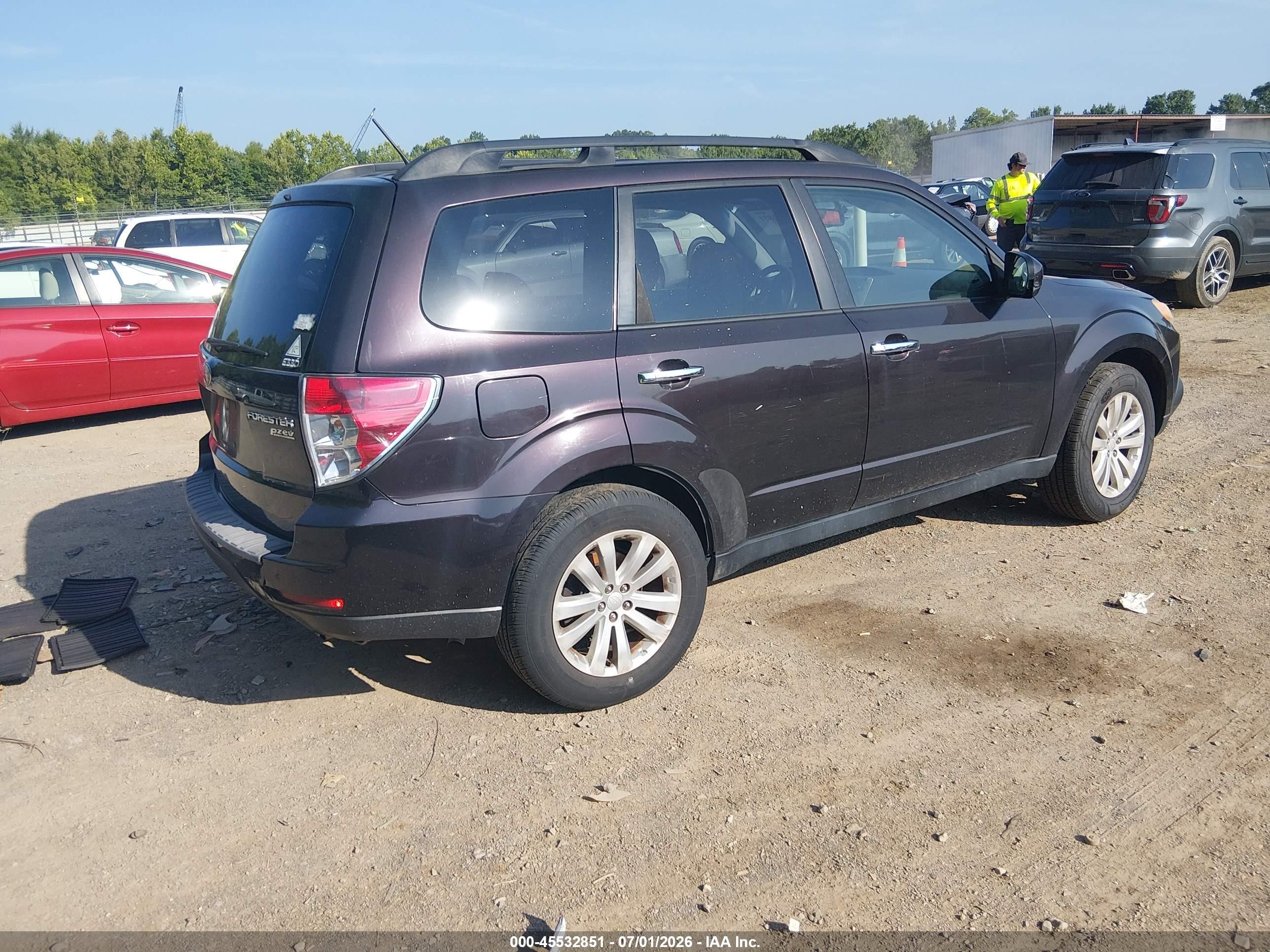 2013 Subaru Forester 2.5x Premium Burgundy vin: JF2SHADC0DH437162