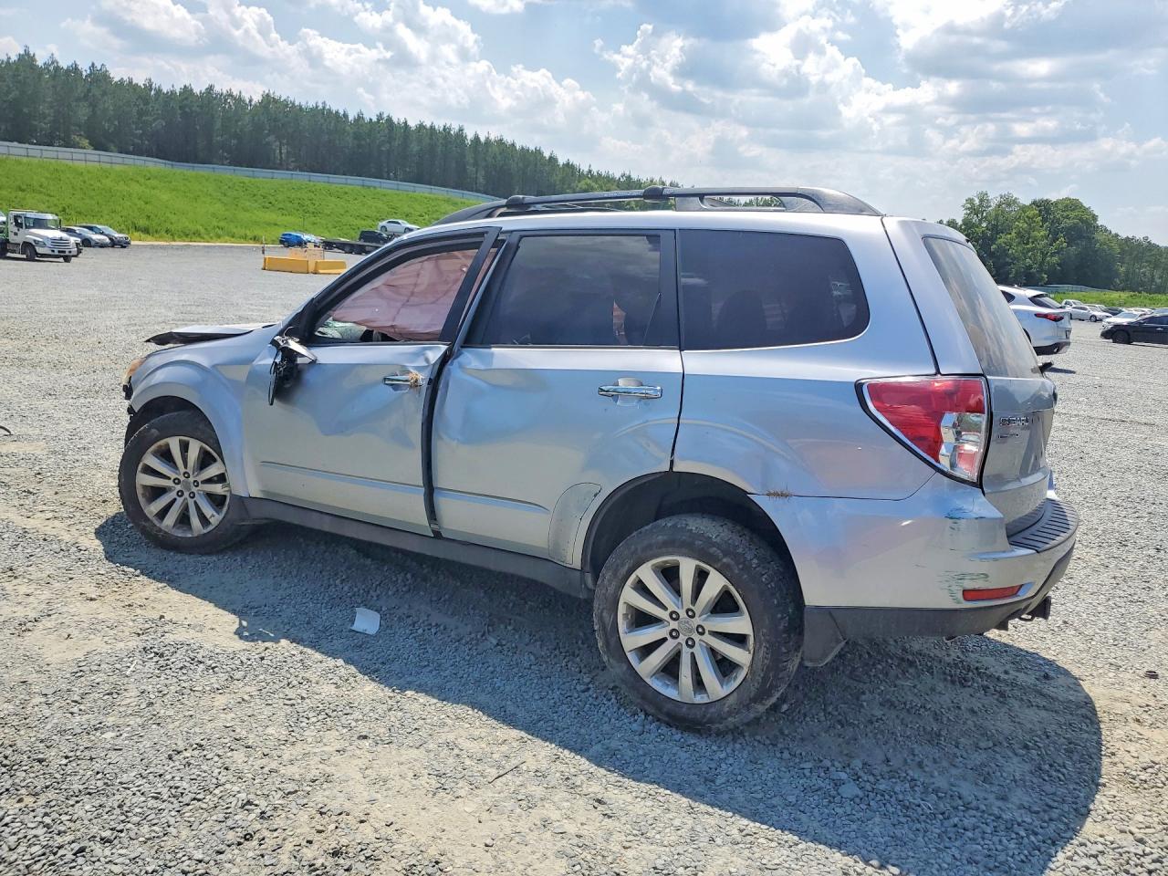 2013 Subaru Forester 2.5x Premium Серебряный vin: JF2SHADC0DH443818