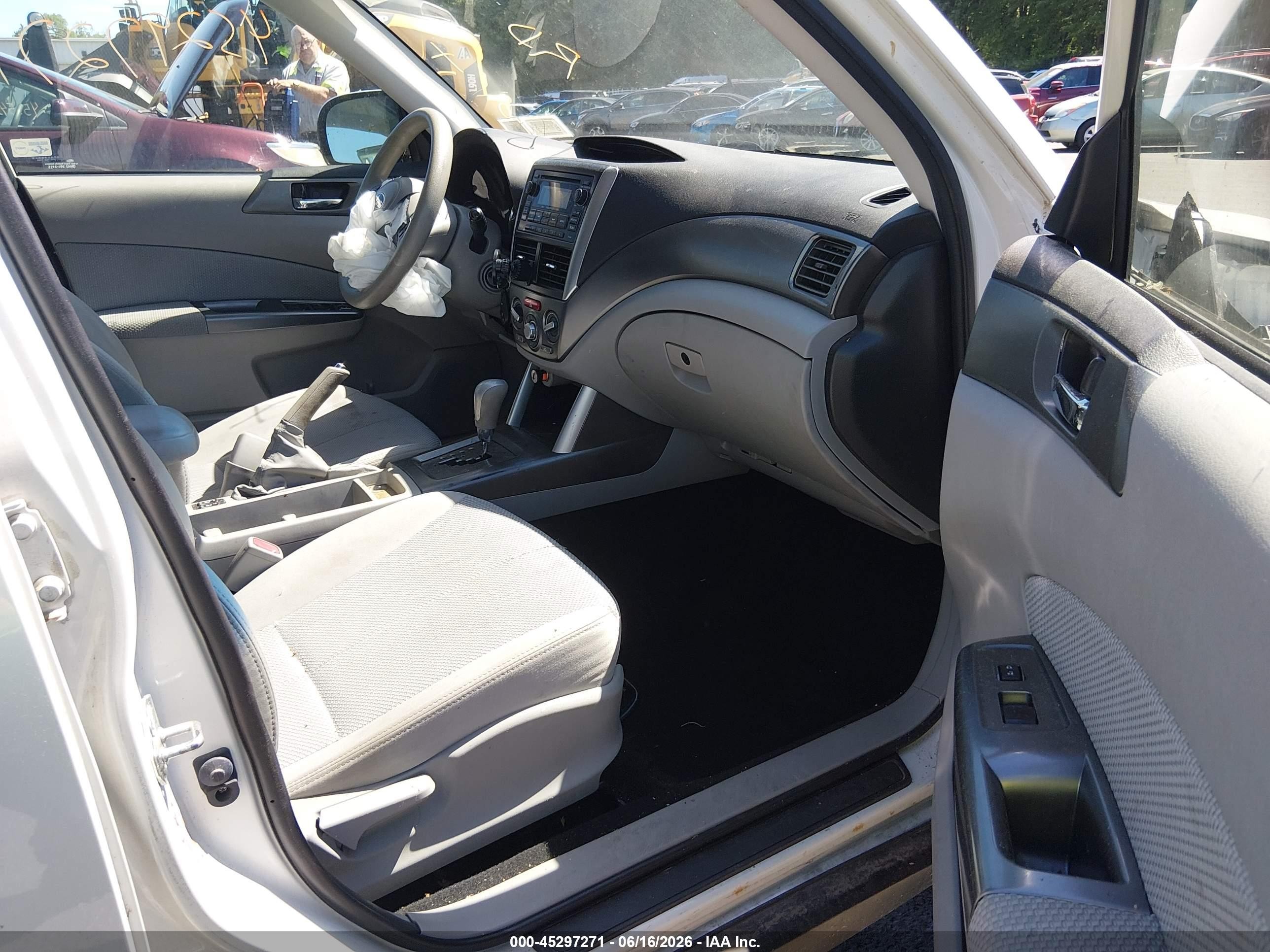 2011 Subaru Forester 2.5x Premium White vin: JF2SHADC1BH747382