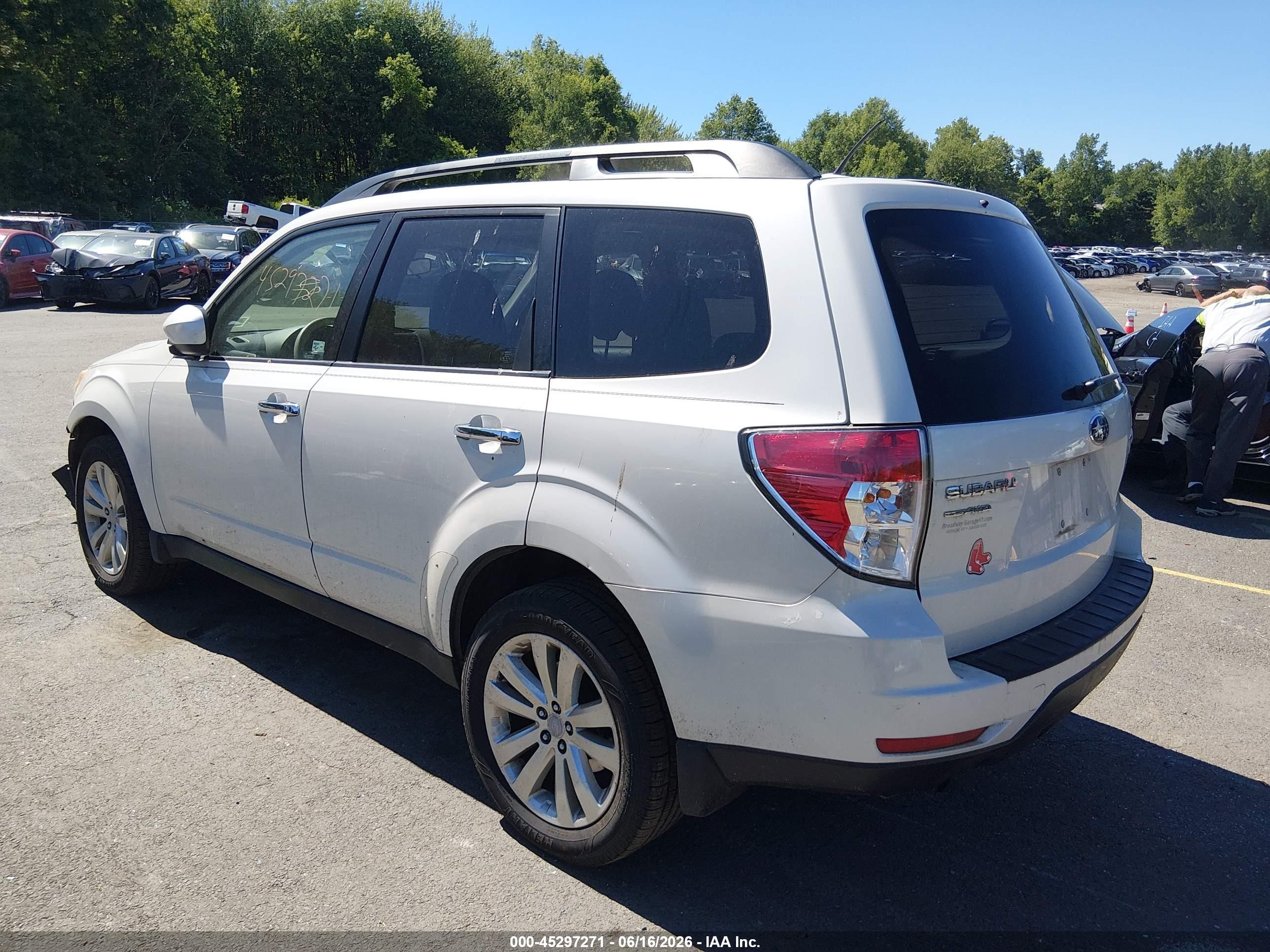 2011 Subaru Forester 2.5x Premium White vin: JF2SHADC1BH747382