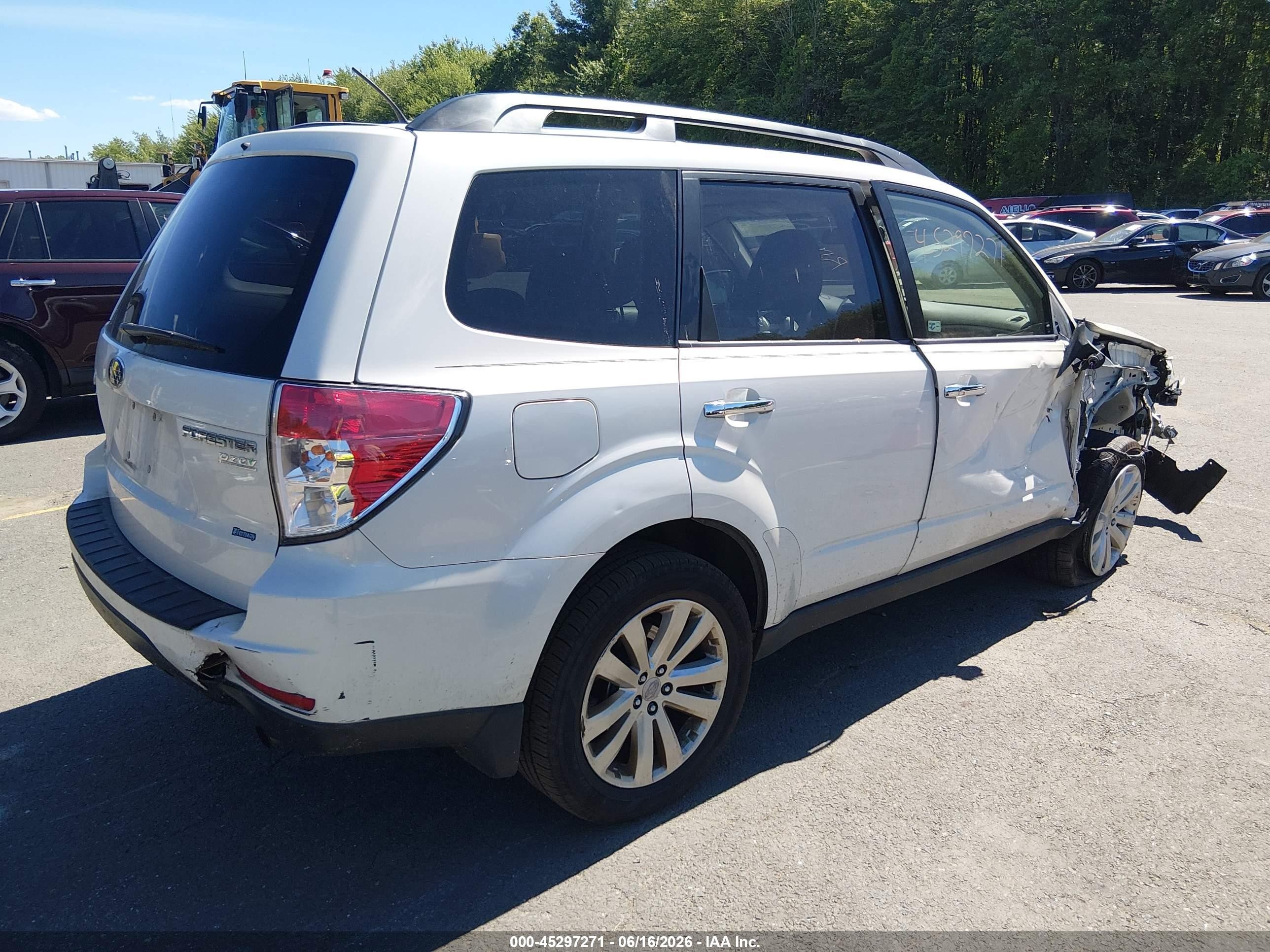 2011 Subaru Forester 2.5x Premium White vin: JF2SHADC1BH747382