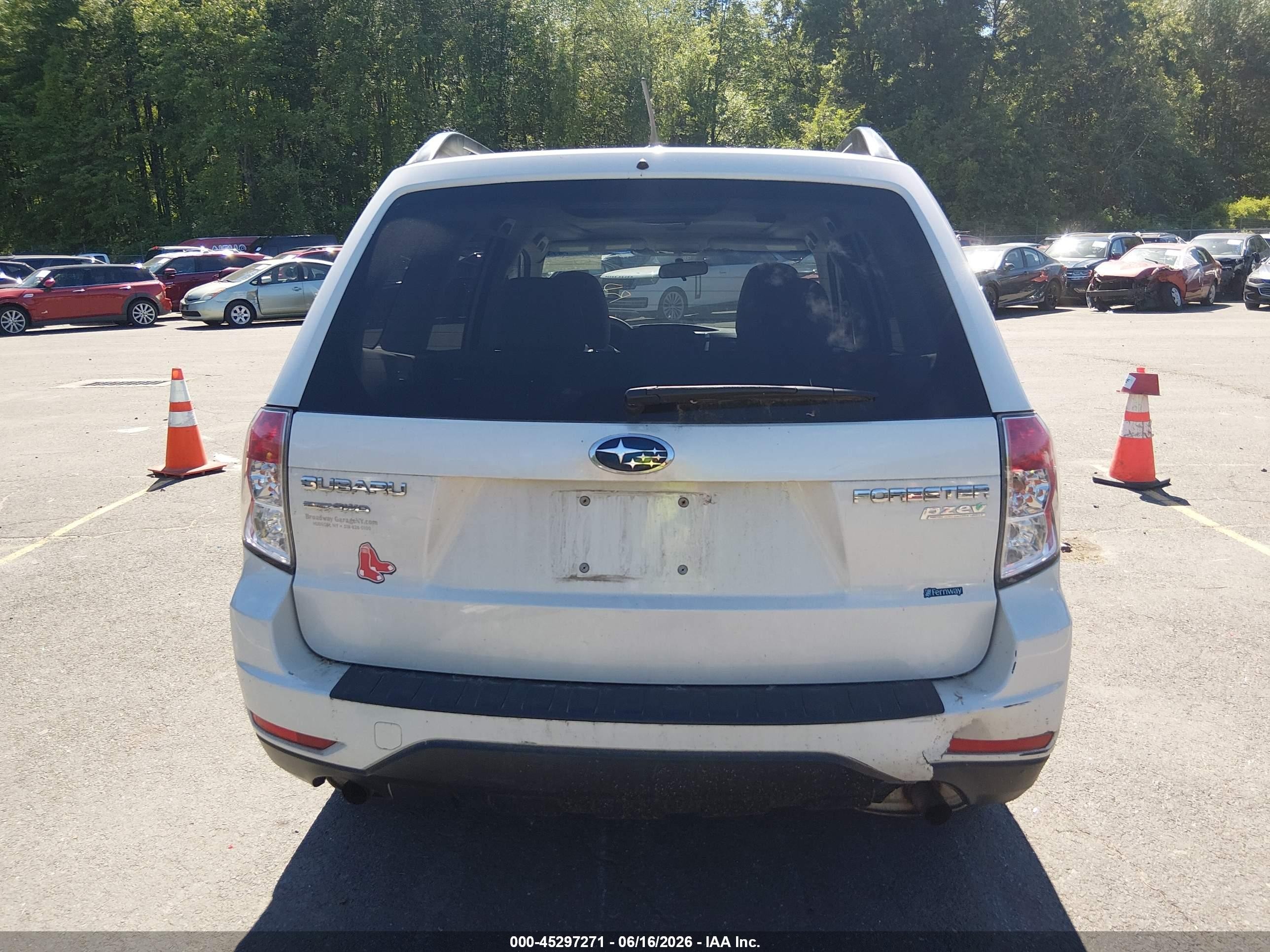 2011 Subaru Forester 2.5x Premium White vin: JF2SHADC1BH747382