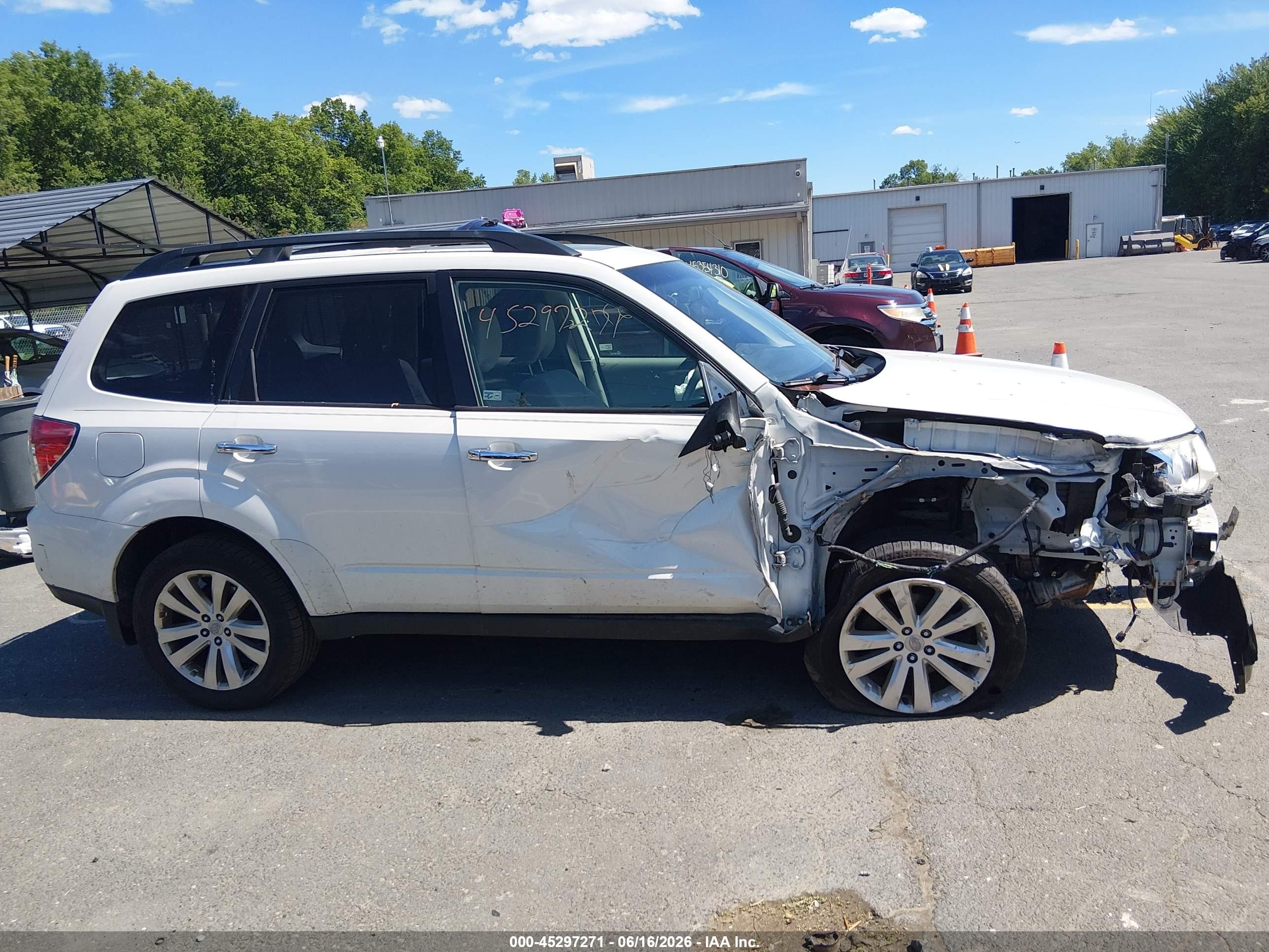 2011 Subaru Forester 2.5x Premium White vin: JF2SHADC1BH747382