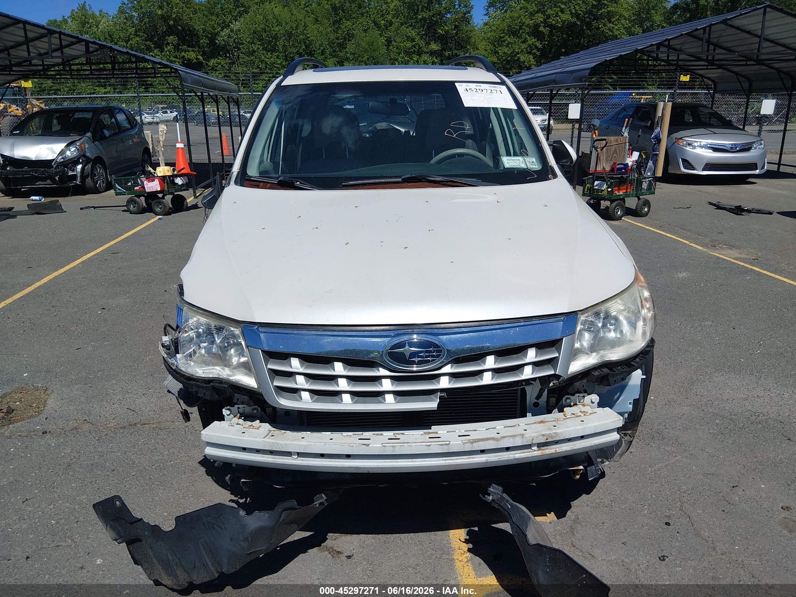 2011 Subaru Forester 2.5x Premium White vin: JF2SHADC1BH747382