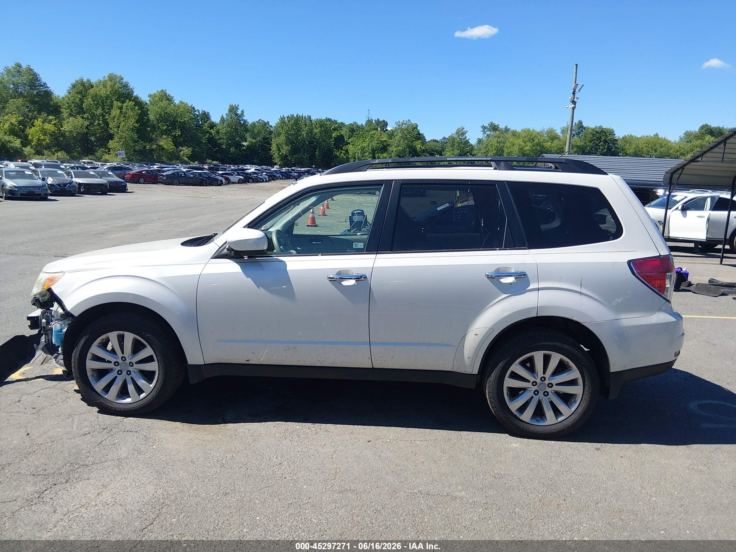 2011 Subaru Forester 2.5x Premium White vin: JF2SHADC1BH747382