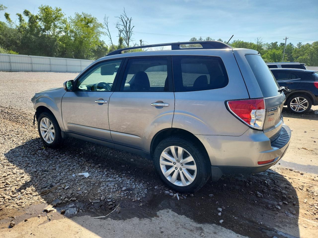 2011 Subaru Forester 2.5x Premium Silver vin: JF2SHADC1BH762934