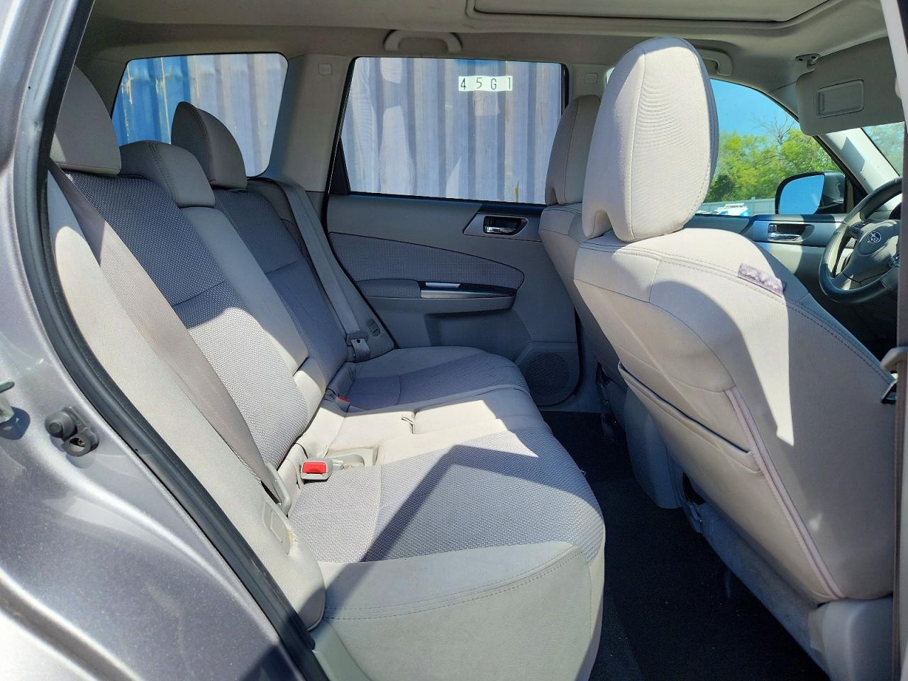 2011 Subaru Forester 2.5x Premium Silver vin: JF2SHADC1BH762934