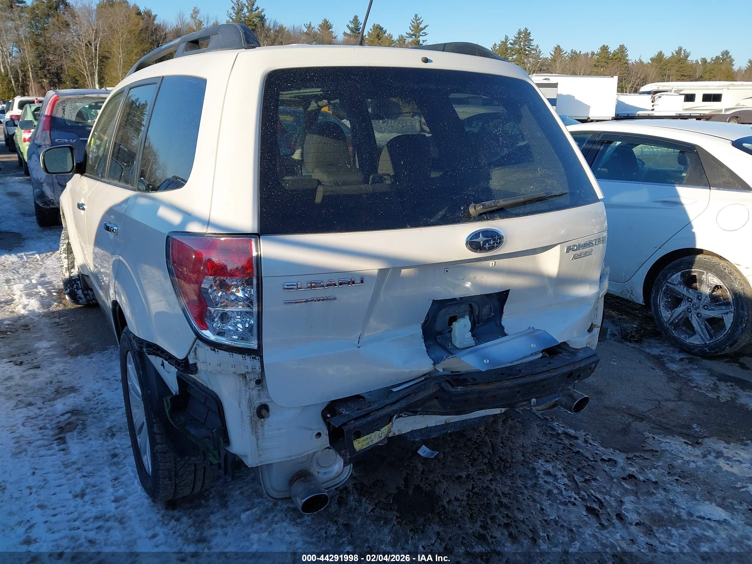 2012 Subaru Forester 2.5x Premium White vin: JF2SHADC1CH435600