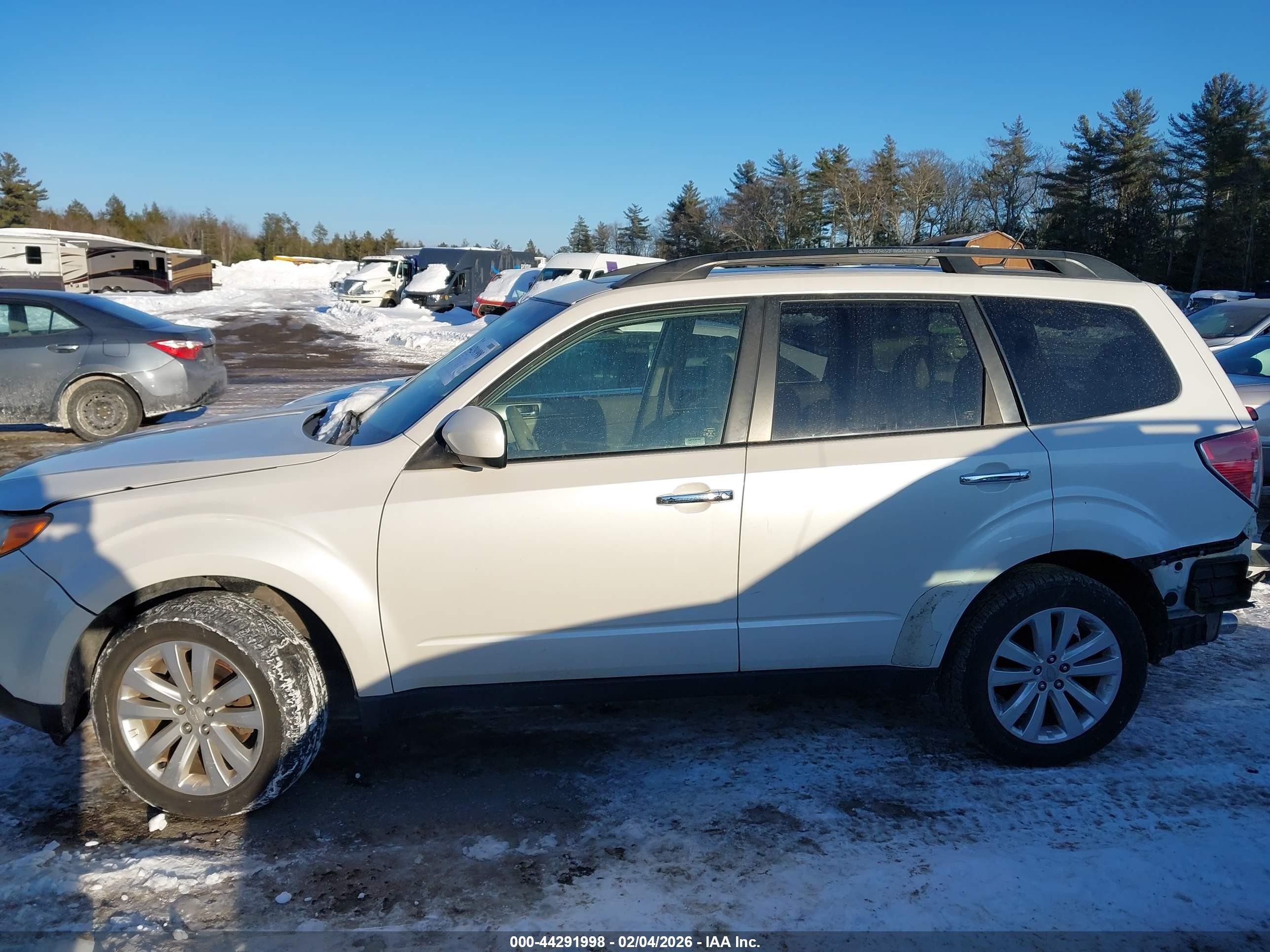 2012 Subaru Forester 2.5x Premium White vin: JF2SHADC1CH435600
