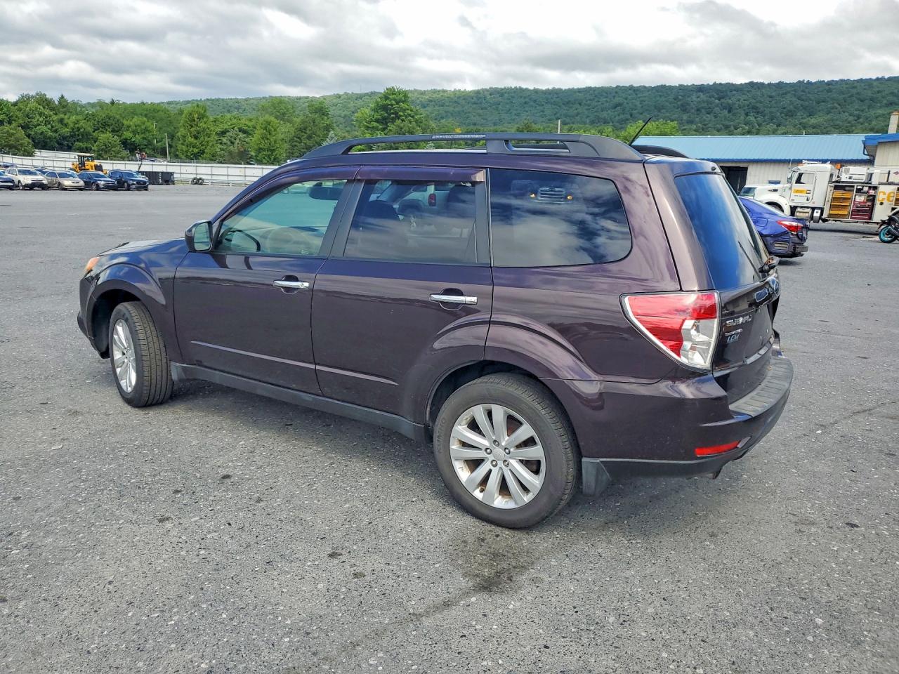 2013 Subaru Forester 2.5x Premium Burgundy vin: JF2SHADC1DH409113