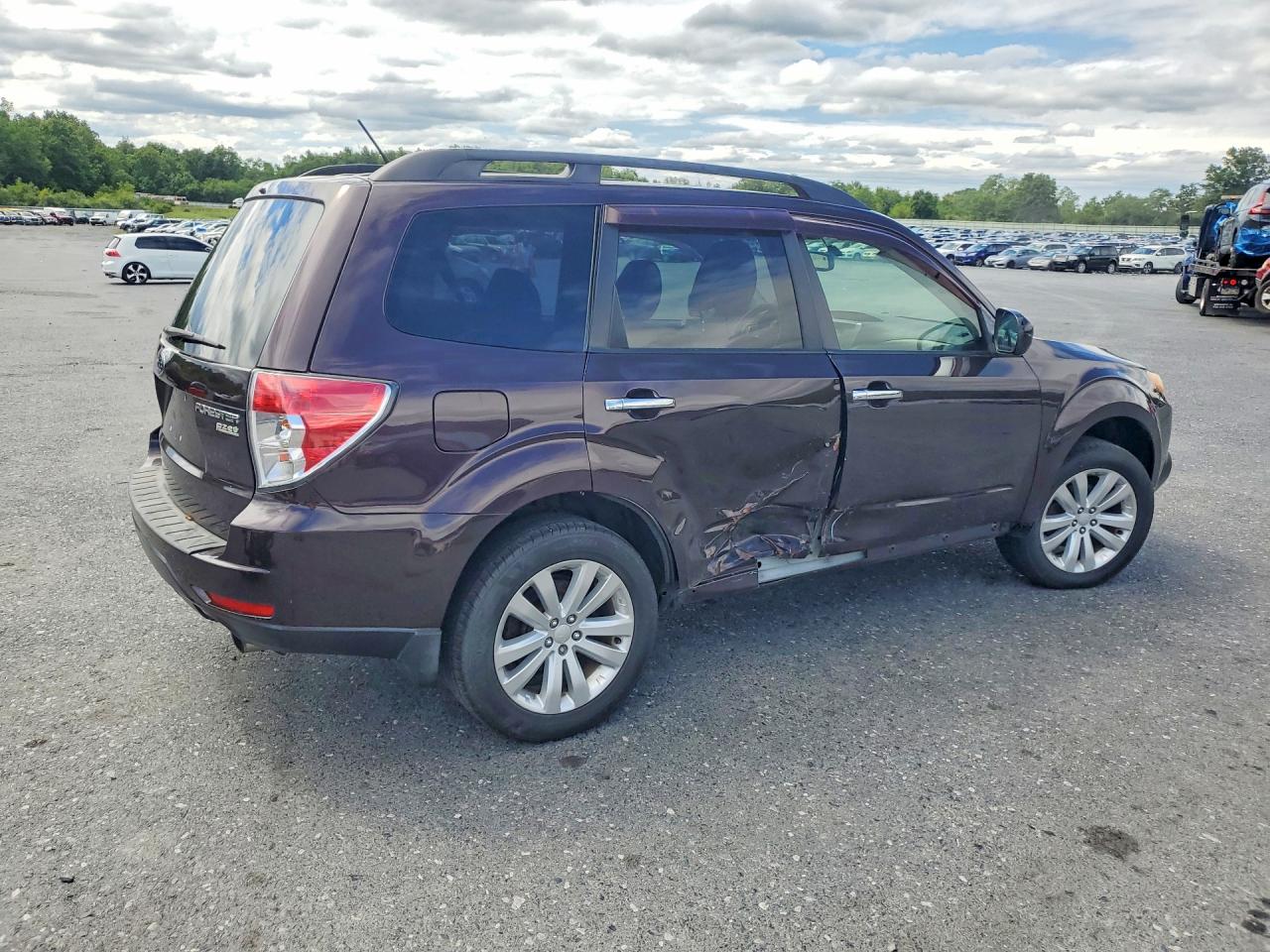 2013 Subaru Forester 2.5x Premium Burgundy vin: JF2SHADC1DH409113