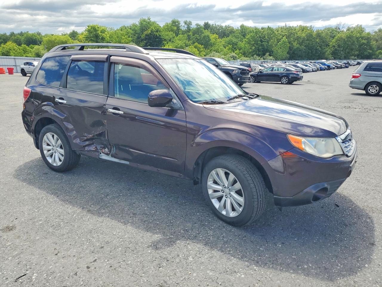 2013 Subaru Forester 2.5x Premium Burgundy vin: JF2SHADC1DH409113