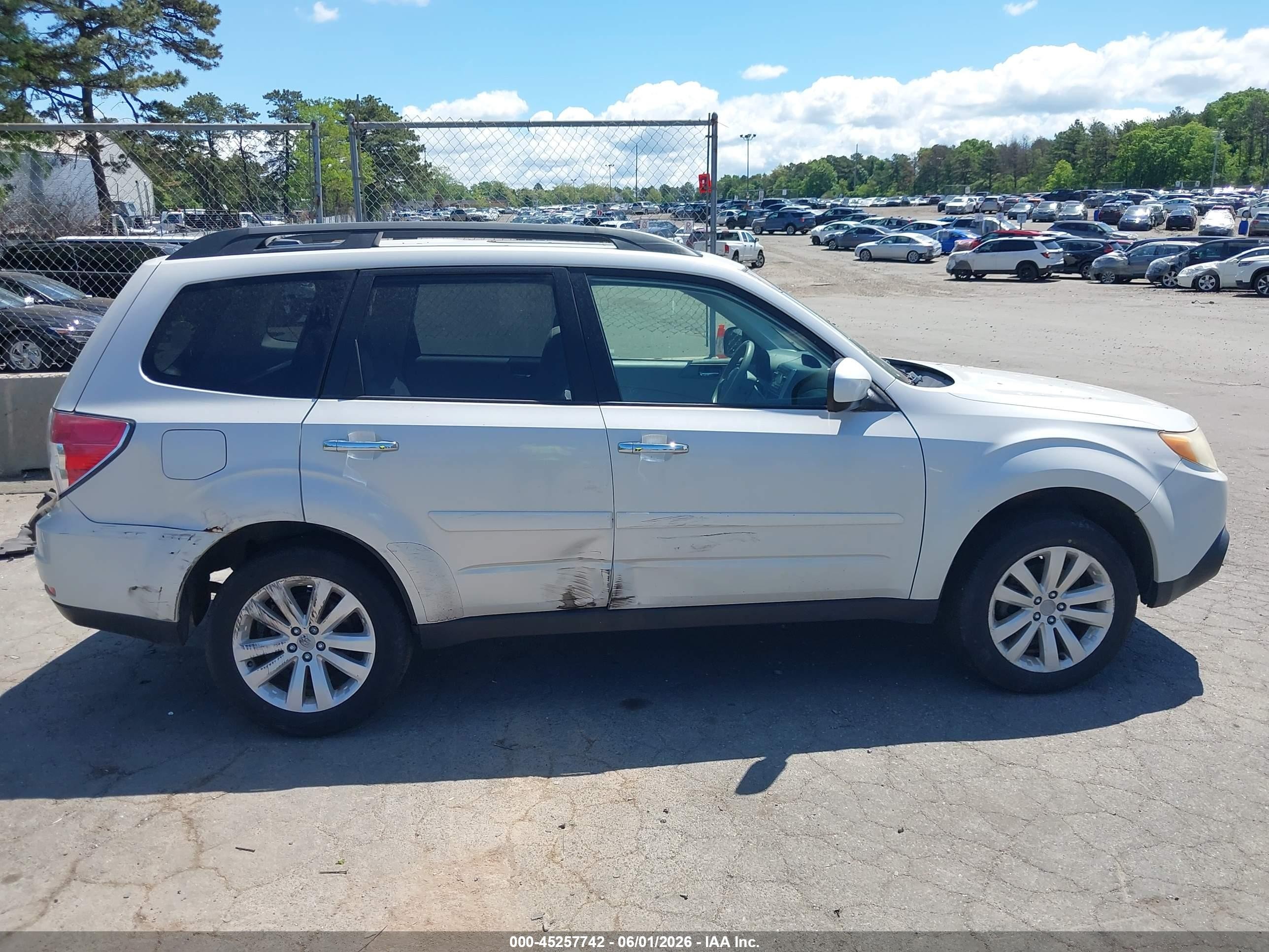 2011 Subaru Forester 2.5x Premium White vin: JF2SHADC2BH745141