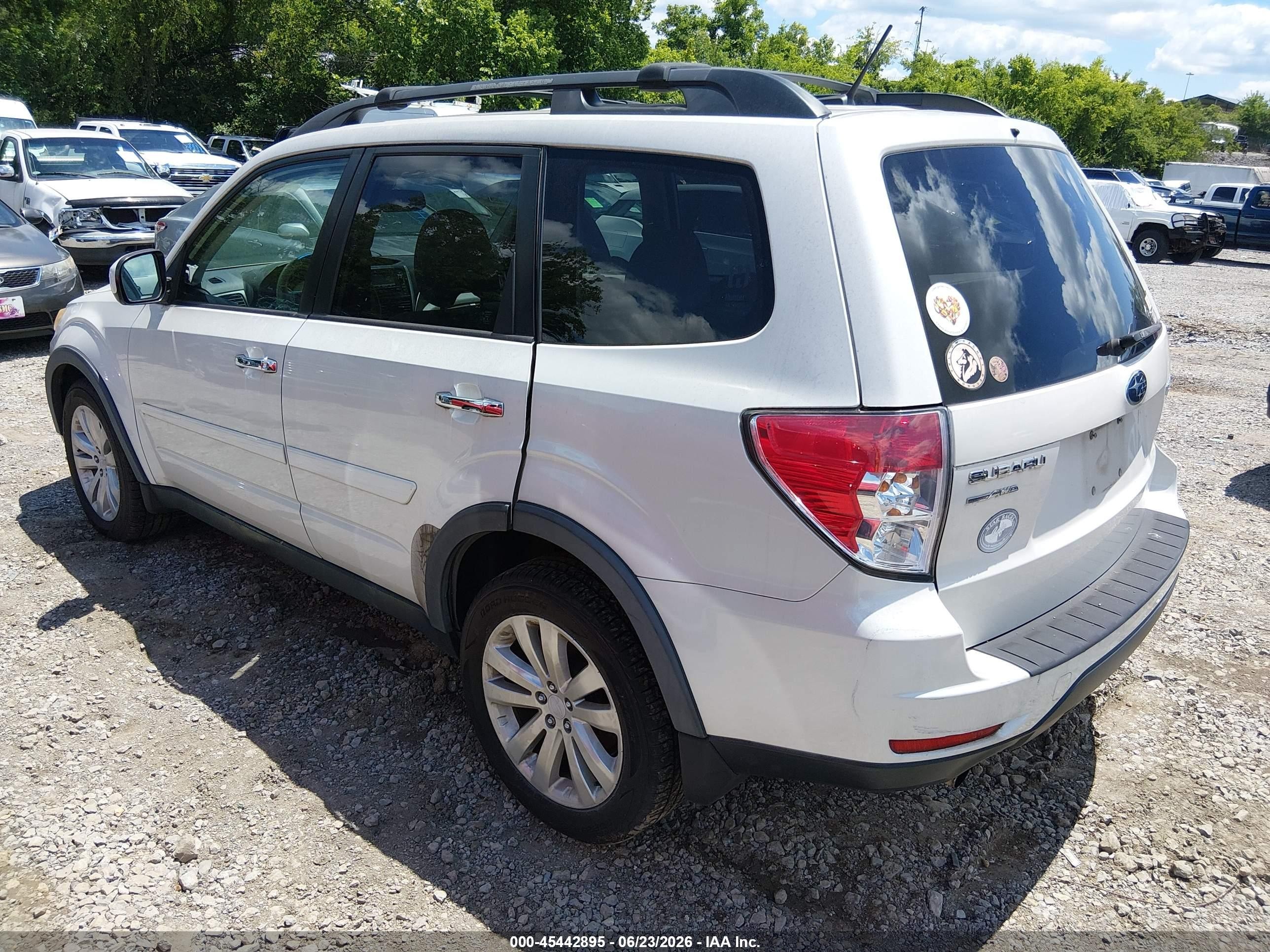 2011 Subaru Forester 2.5x Premium White vin: JF2SHADC2BH758083