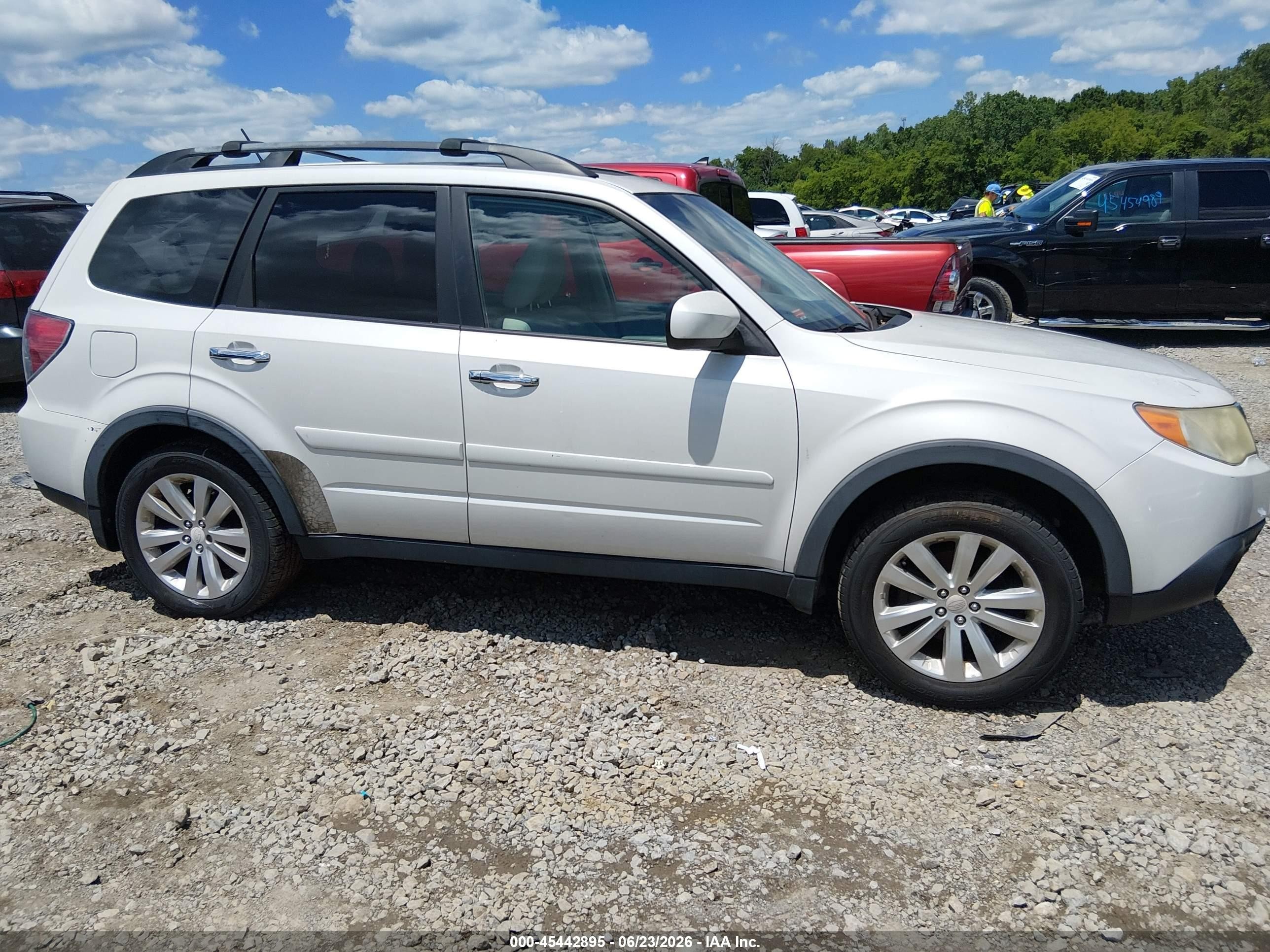 2011 Subaru Forester 2.5x Premium White vin: JF2SHADC2BH758083