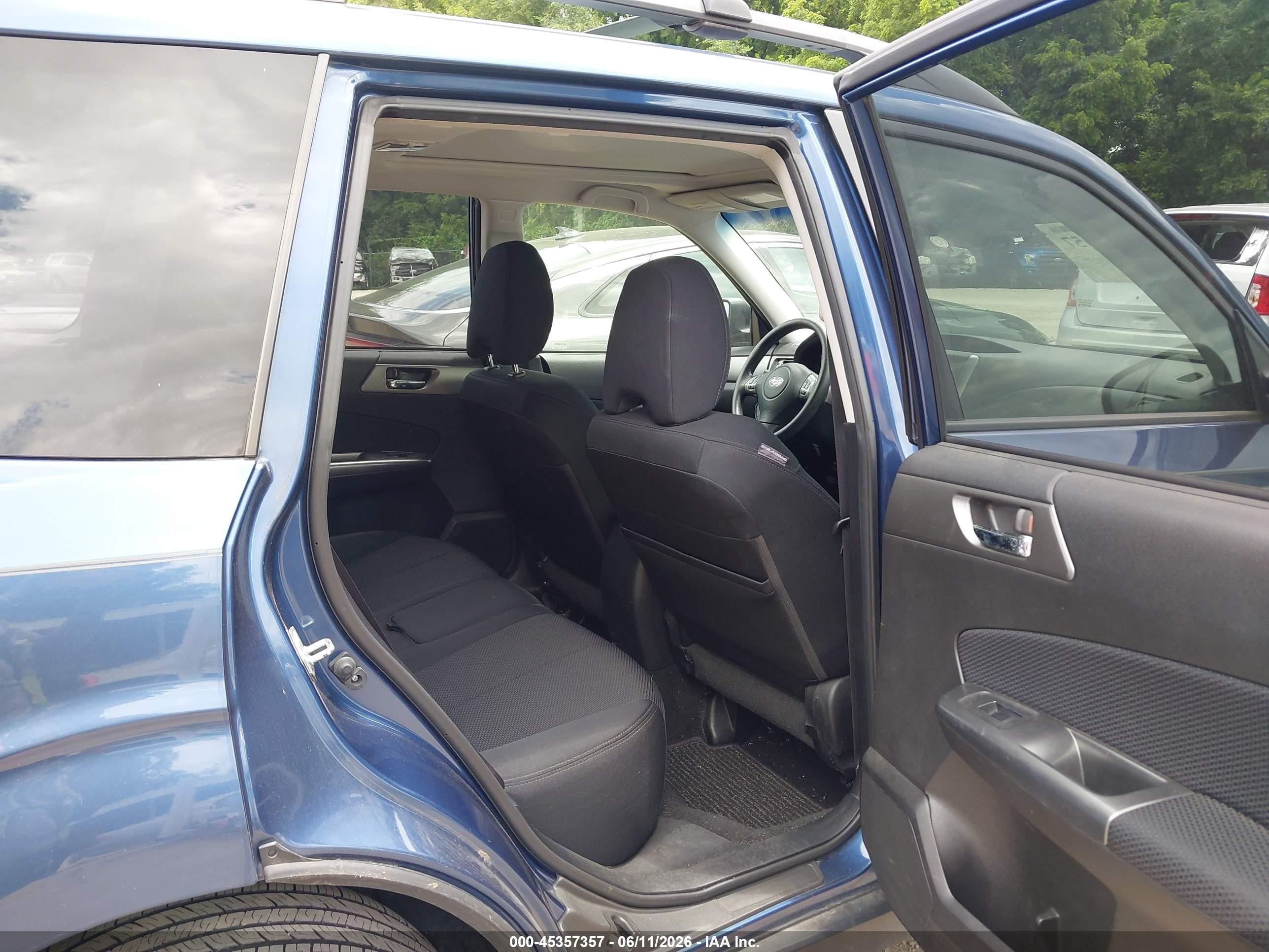2012 Subaru Forester 2.5x Premium Blue vin: JF2SHADC2CH428395