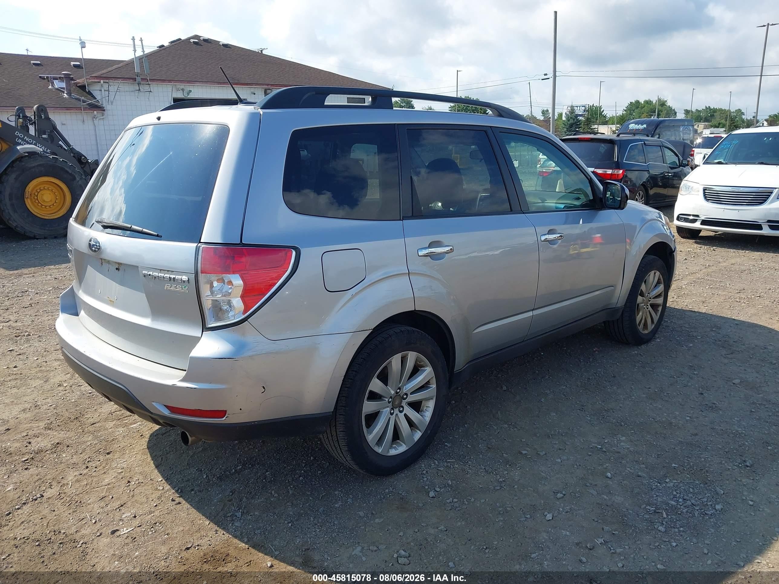 2012 Subaru Forester 2.5x Premium Серебряный vin: JF2SHADC2CH465026