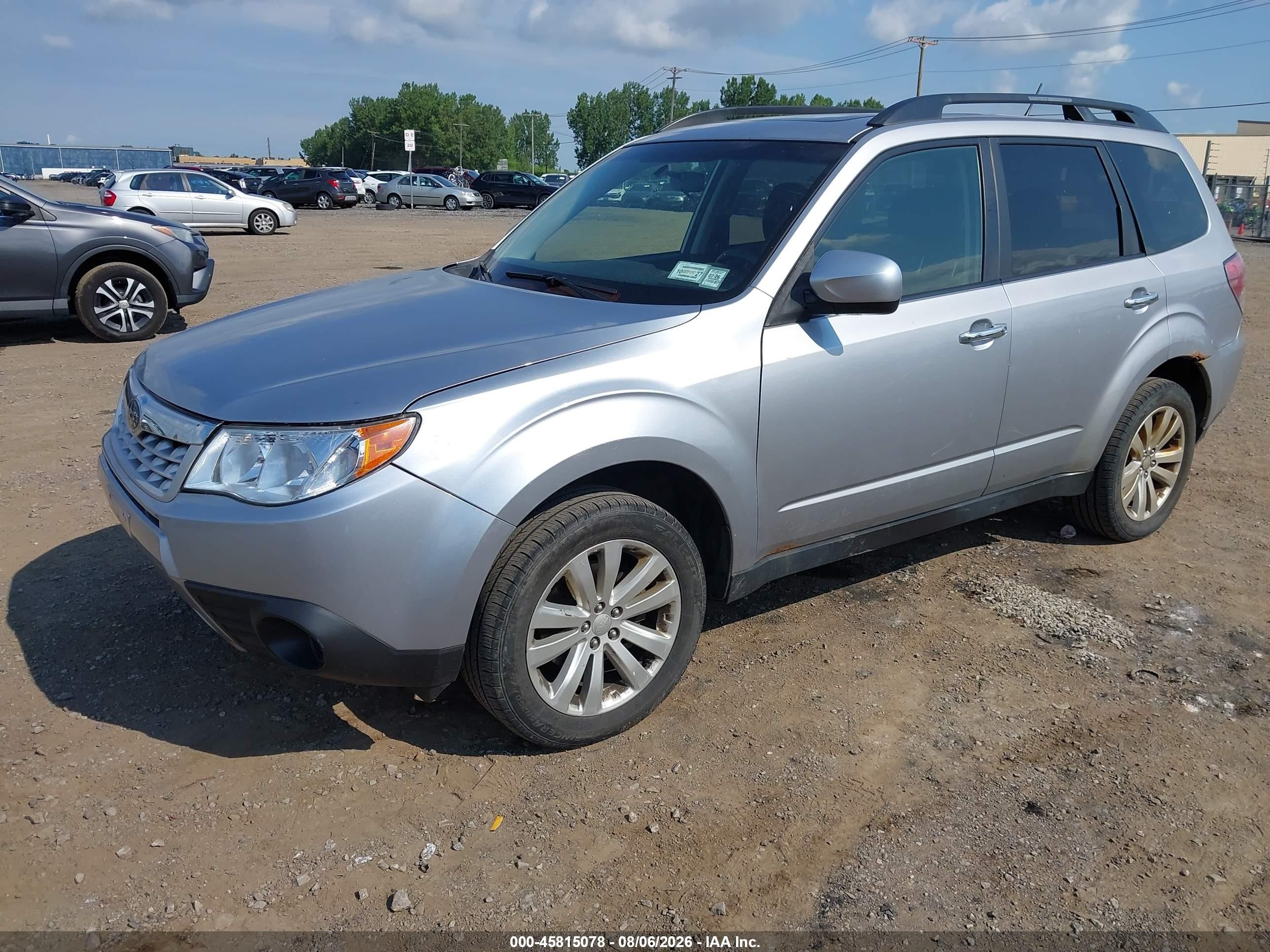 2012 Subaru Forester 2.5x Premium Серебряный vin: JF2SHADC2CH465026