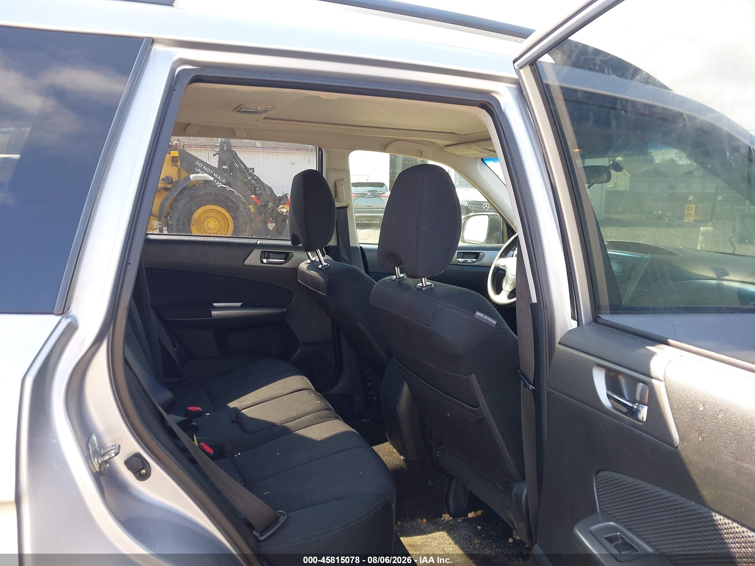 2012 Subaru Forester 2.5x Premium Серебряный vin: JF2SHADC2CH465026