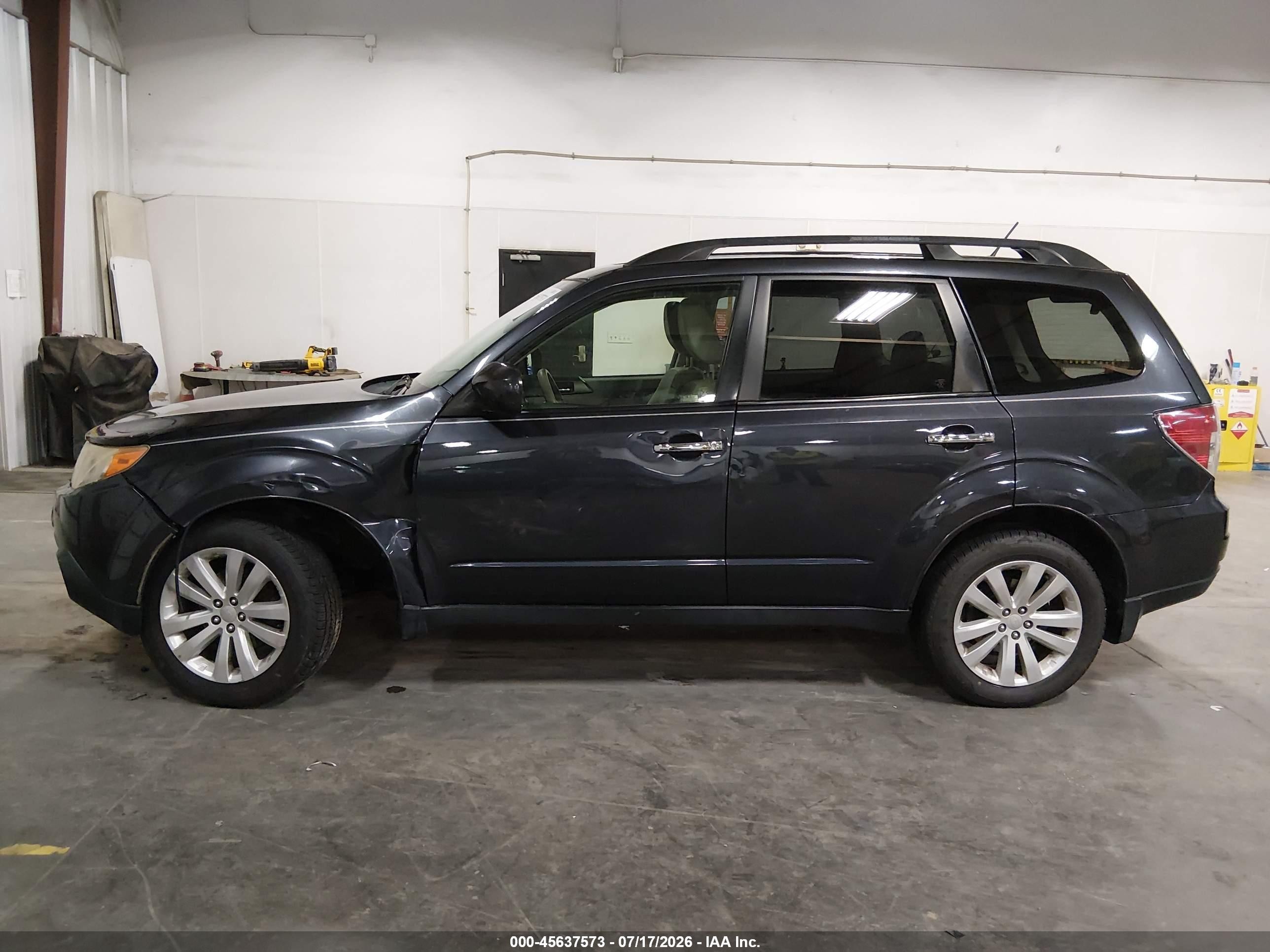 2013 Subaru Forester 2.5x Premium Gray vin: JF2SHADC2DH410755